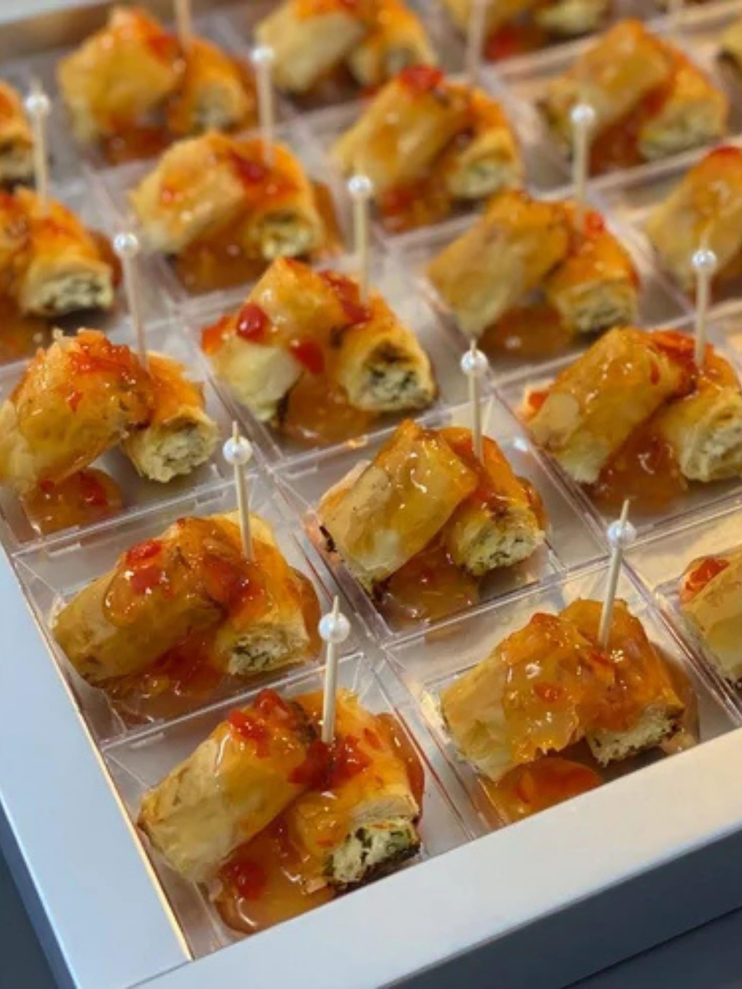 Acı Biber Reçelli Baklava Yufkasına Peynirli Mini Börekler (16'li Kutu)