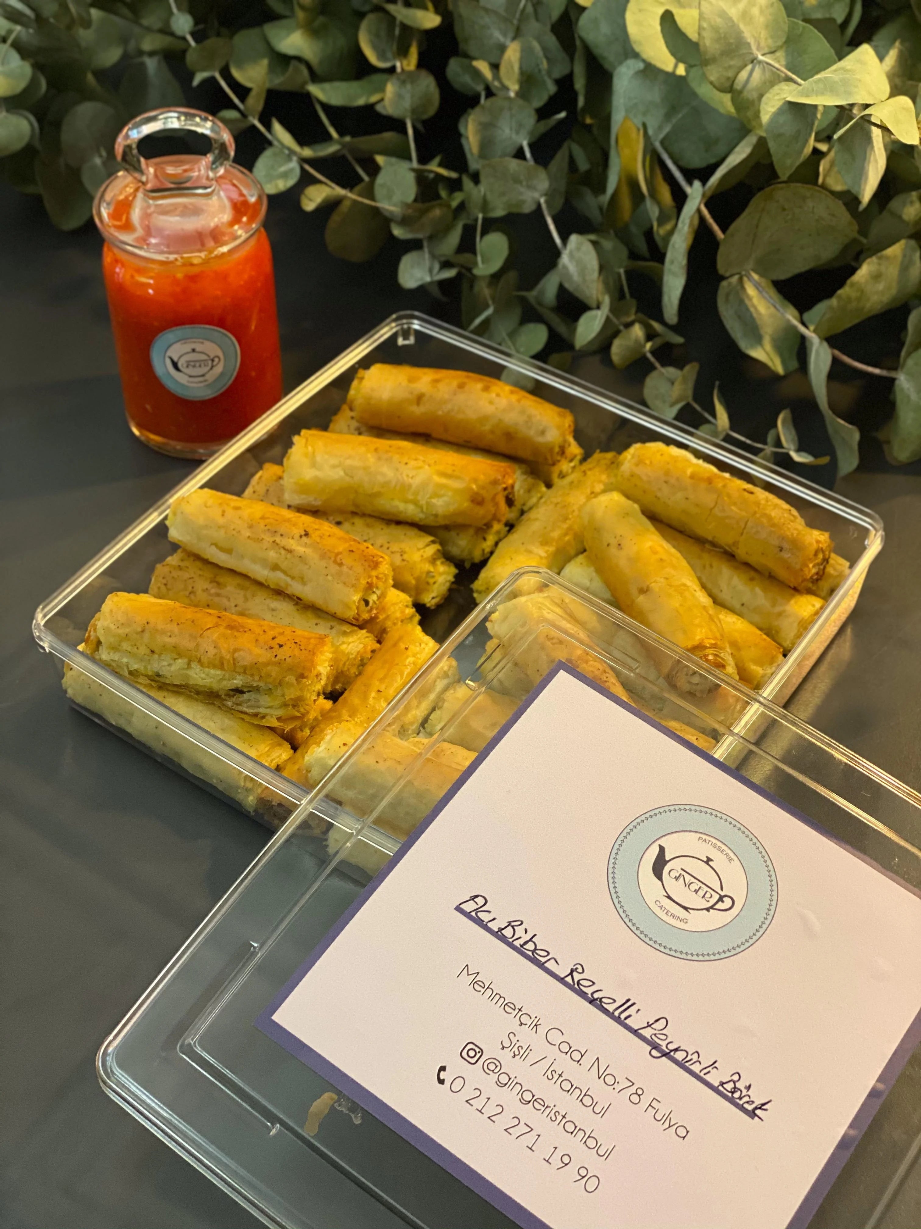 Acı Biber Reçelli Sosu ile Peynirli Çıtır Börek