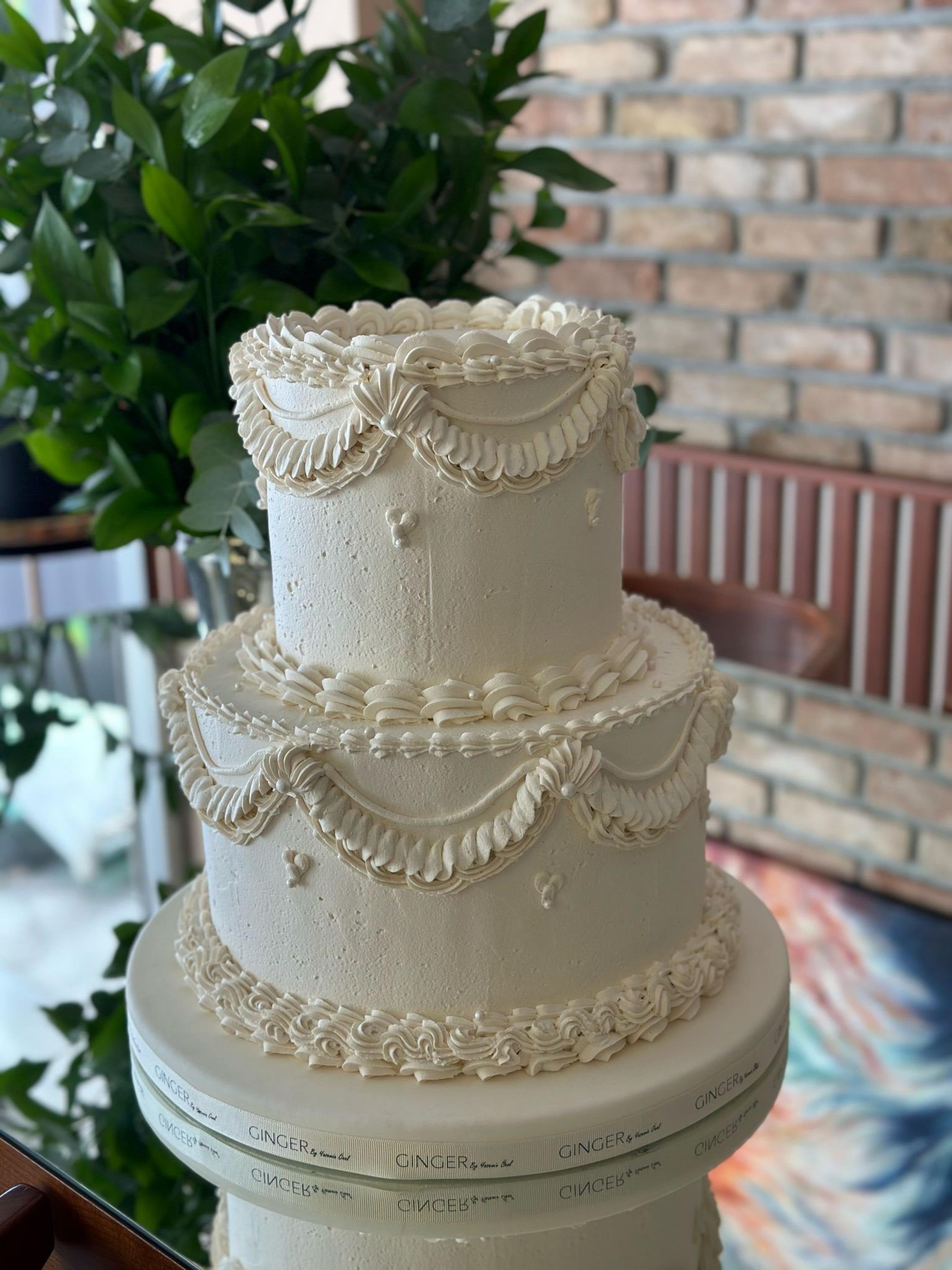 Açık Bej  Vintage Model 2 Katlı Show Cake & Seçeceğiniz İçeriğe Göre Kesim Pastası