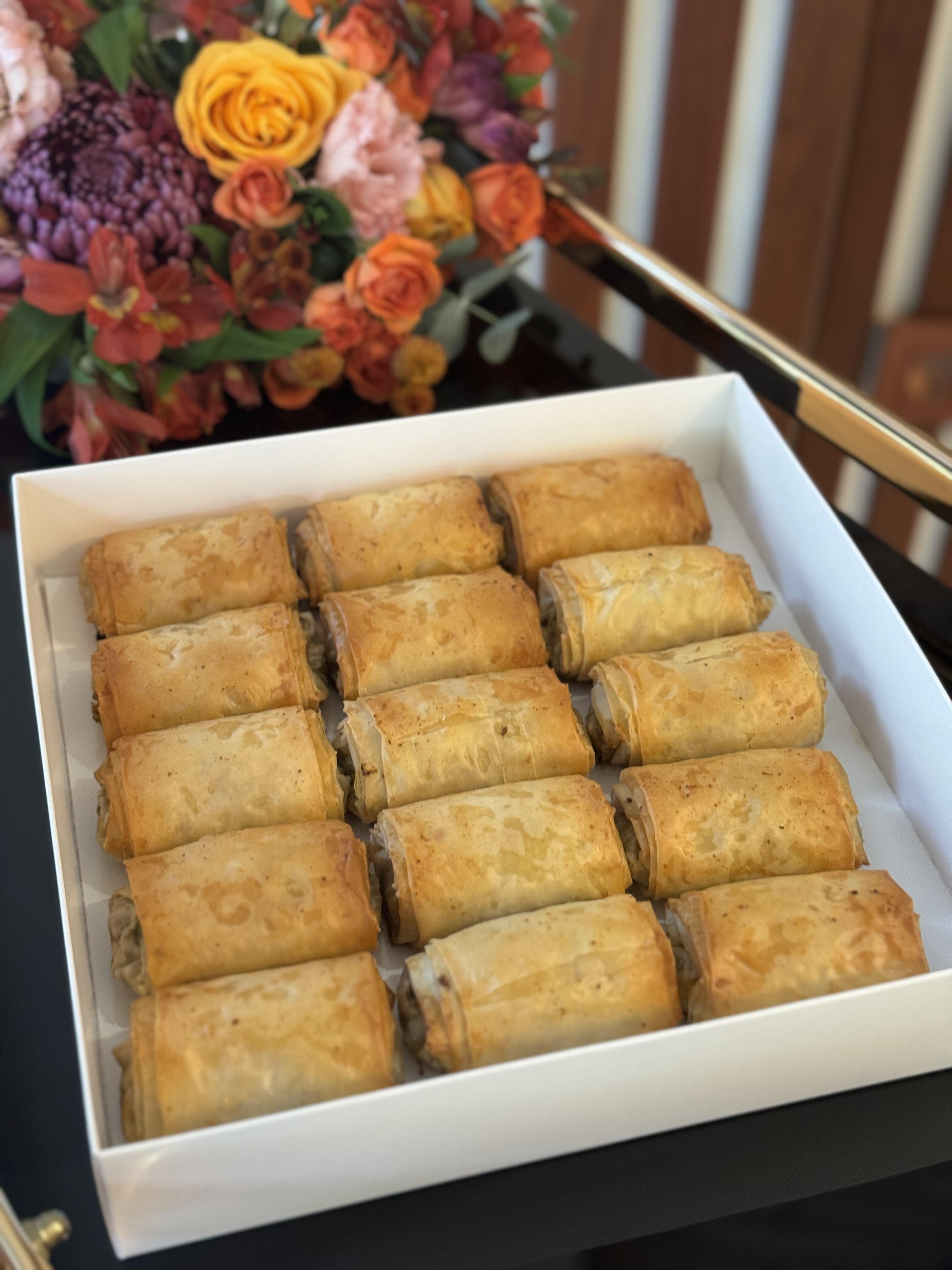 Baklava Yufkasına Pazı, Karamelize Soğan, Lor Peyniri ve Fıstıklı Börek (15 Ad.)