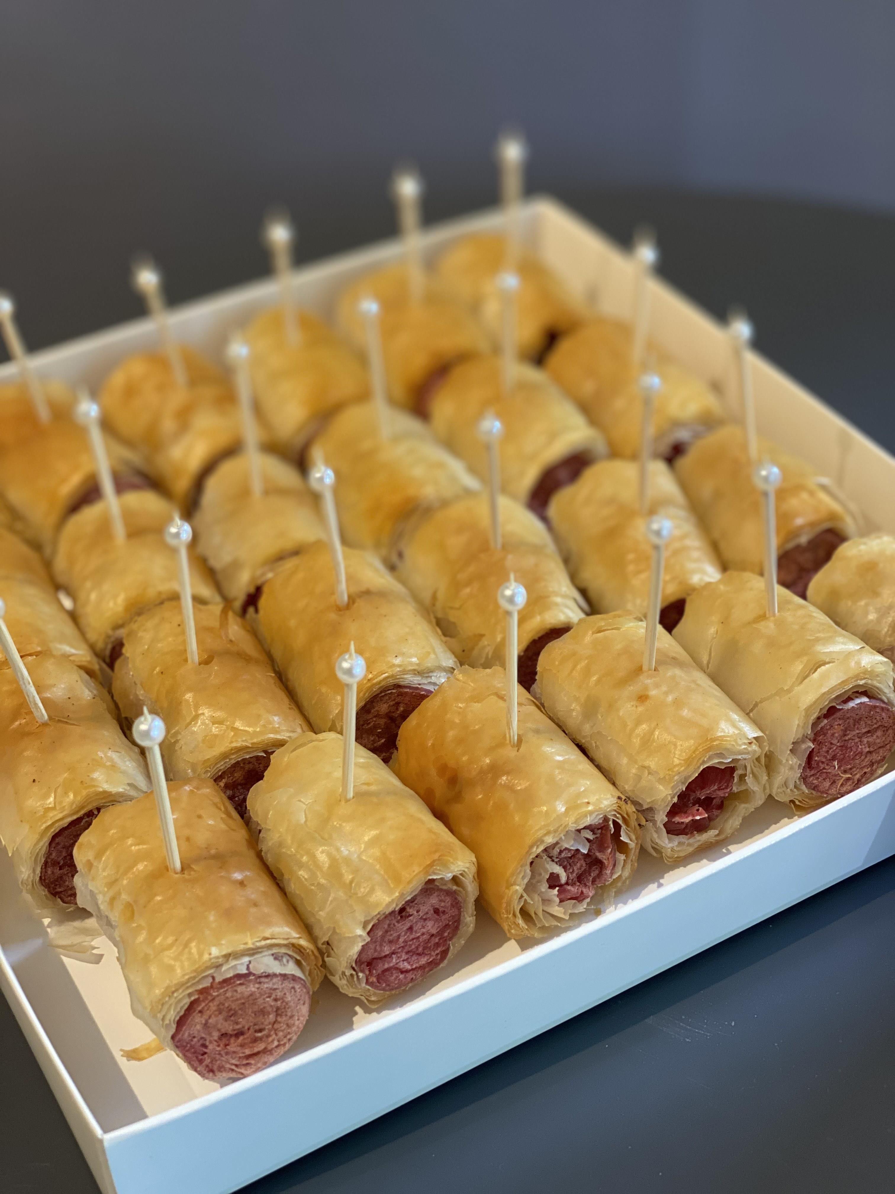Baklava Yufkasında Sosisli Mini Rulo (20 adet) - Ginger Yapımı Sweet Chili Sos ile