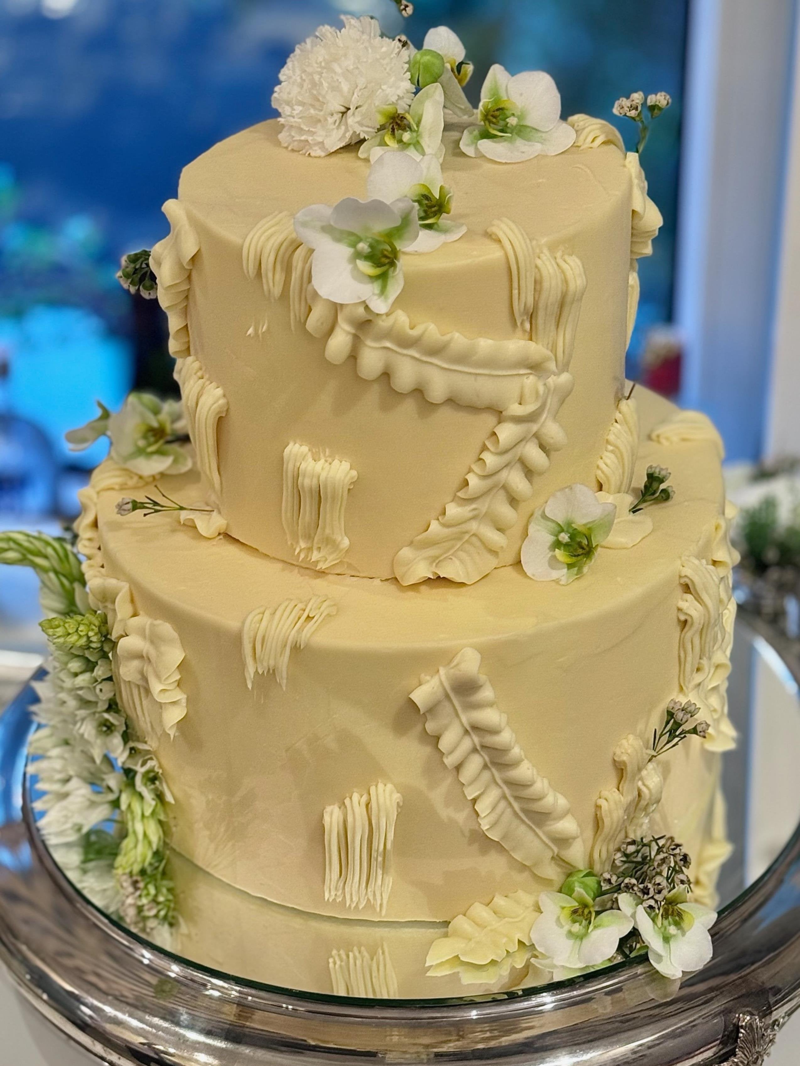 Beyaz Bohem  2 Katlı Show Cake & Seçilen İçerikte Kesim Pastası