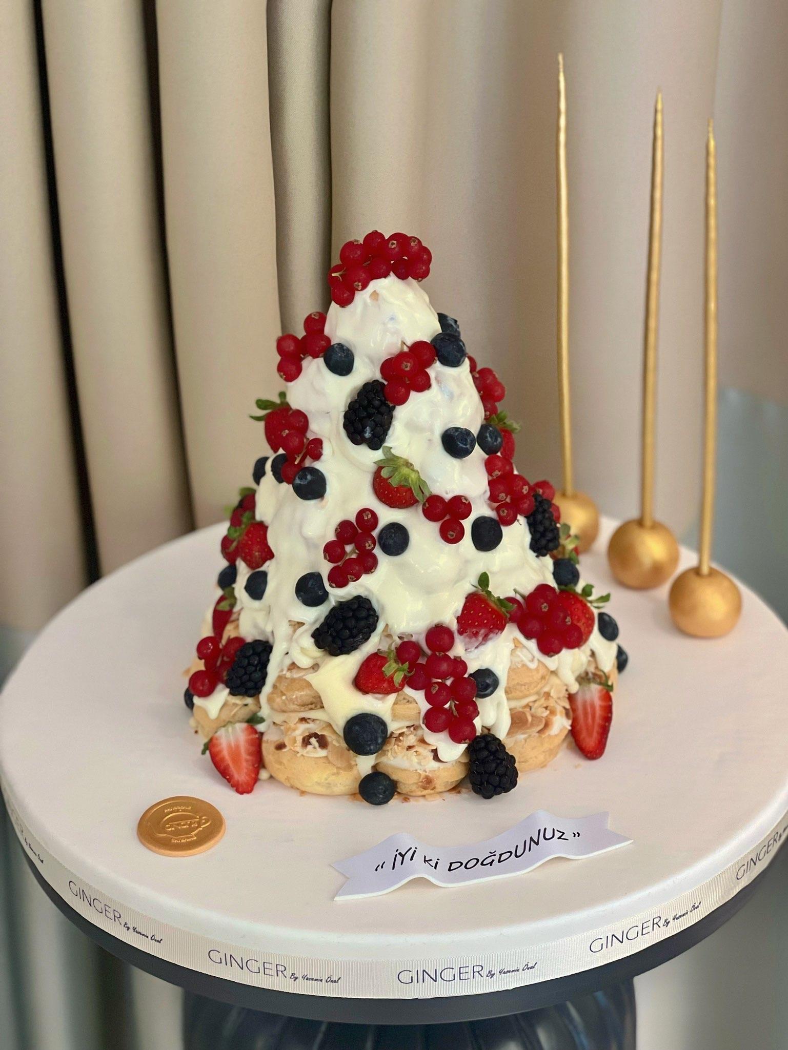 Beyaz Çikolata ve Orman Meyveli Profiterol