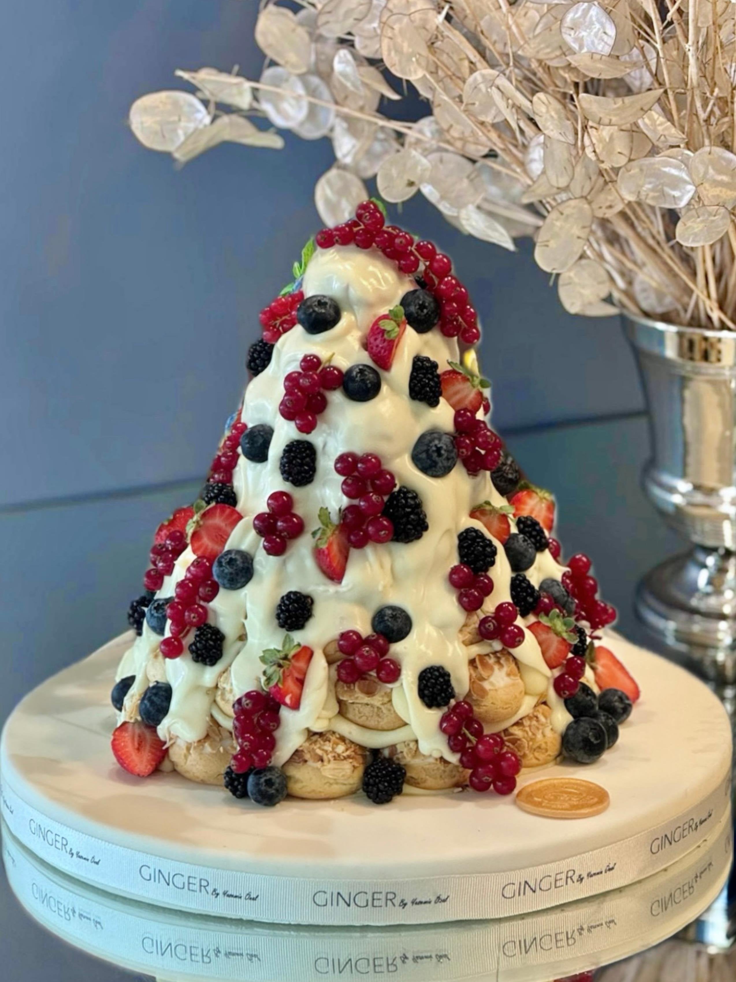 Beyaz Çikolata ve Orman Meyveli Profiterol