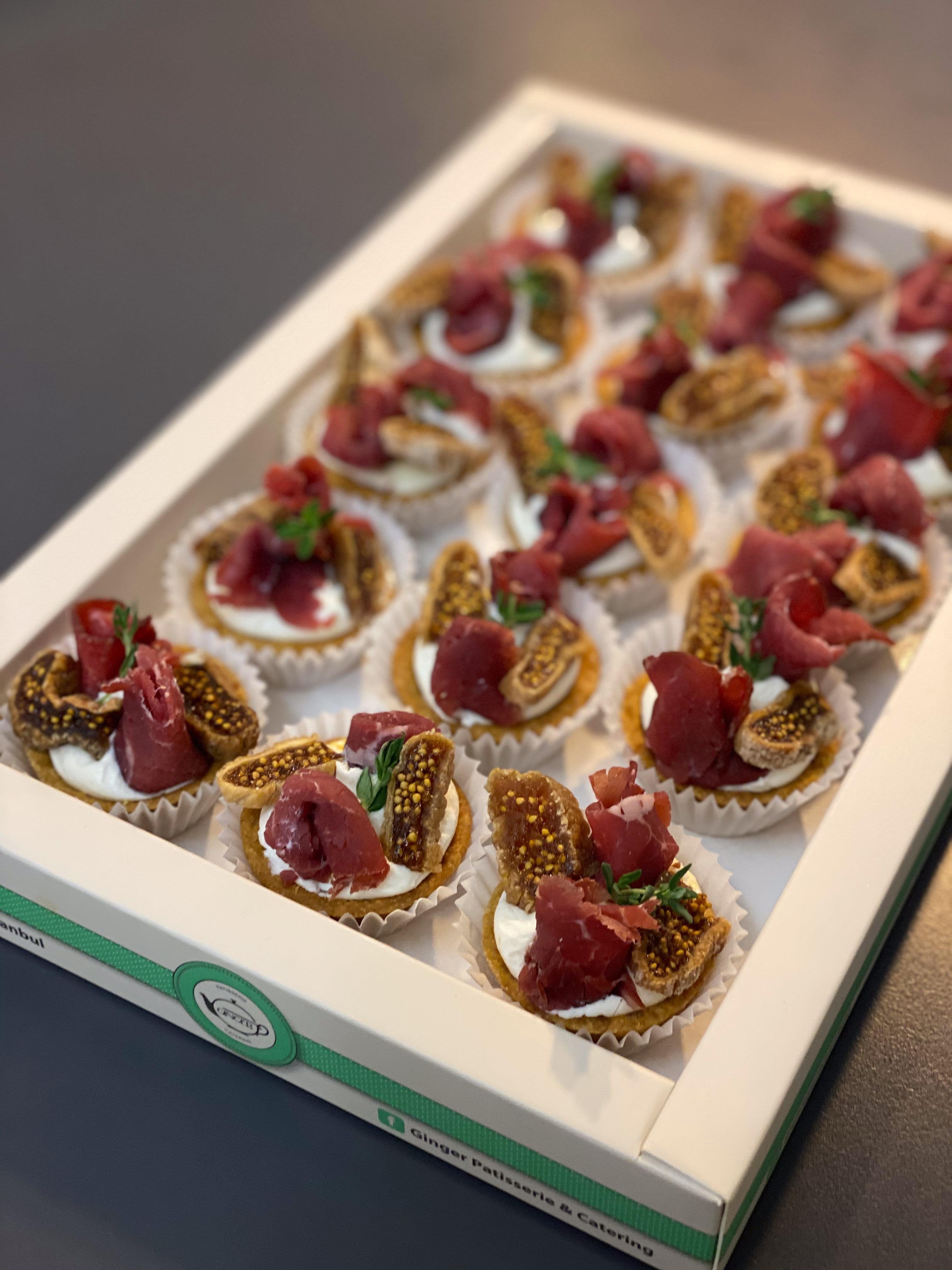Bresaola, Kuru İncir ve Keçi Peynirli Tartolet (15 adet)