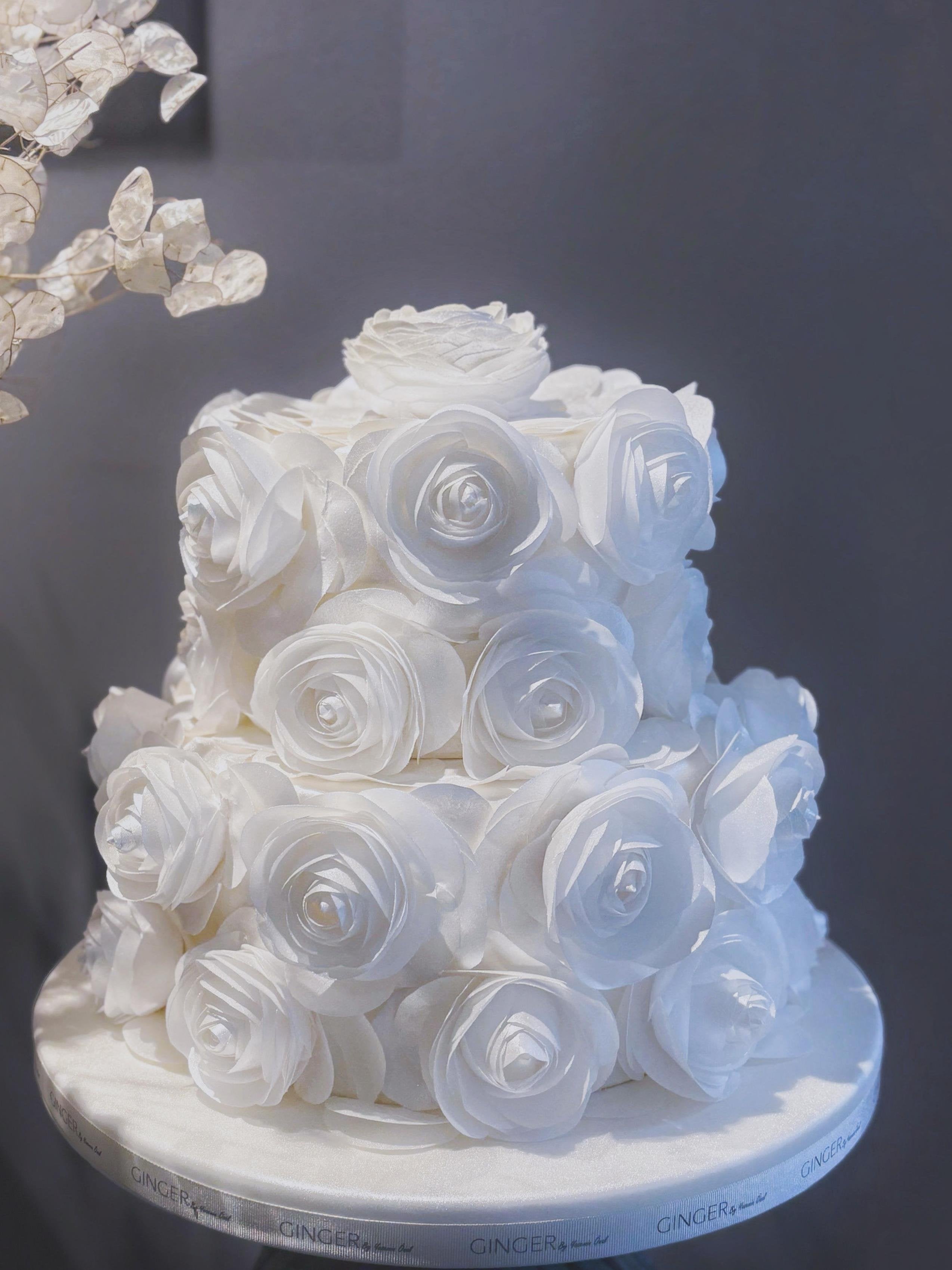 Çiçek Kaplamalı 2 Katlı Show Cake & Seçilen İçerikte Kesim Pastası