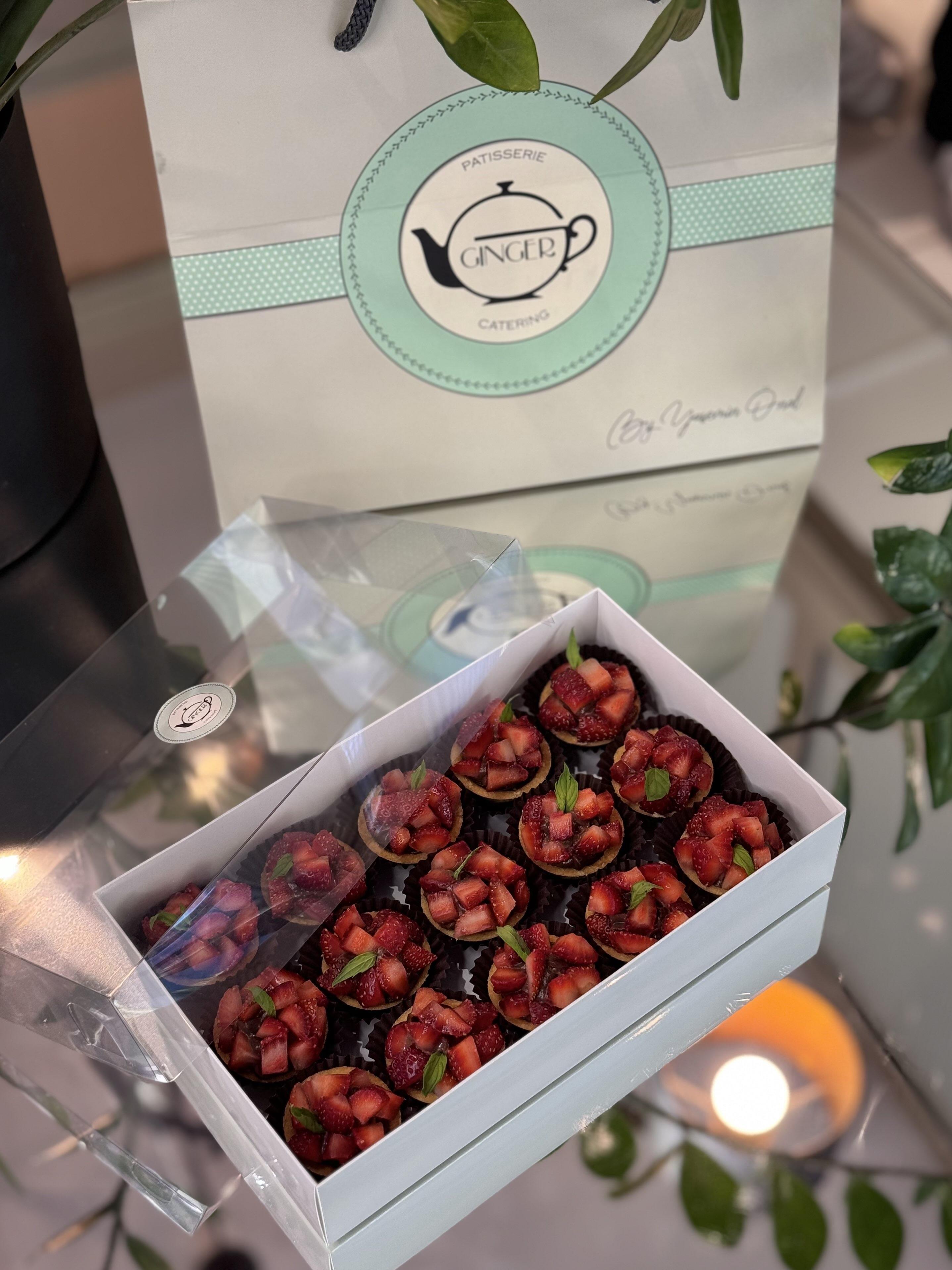 Çilek ve Bitter Çikolata Tartolet (15 adet)