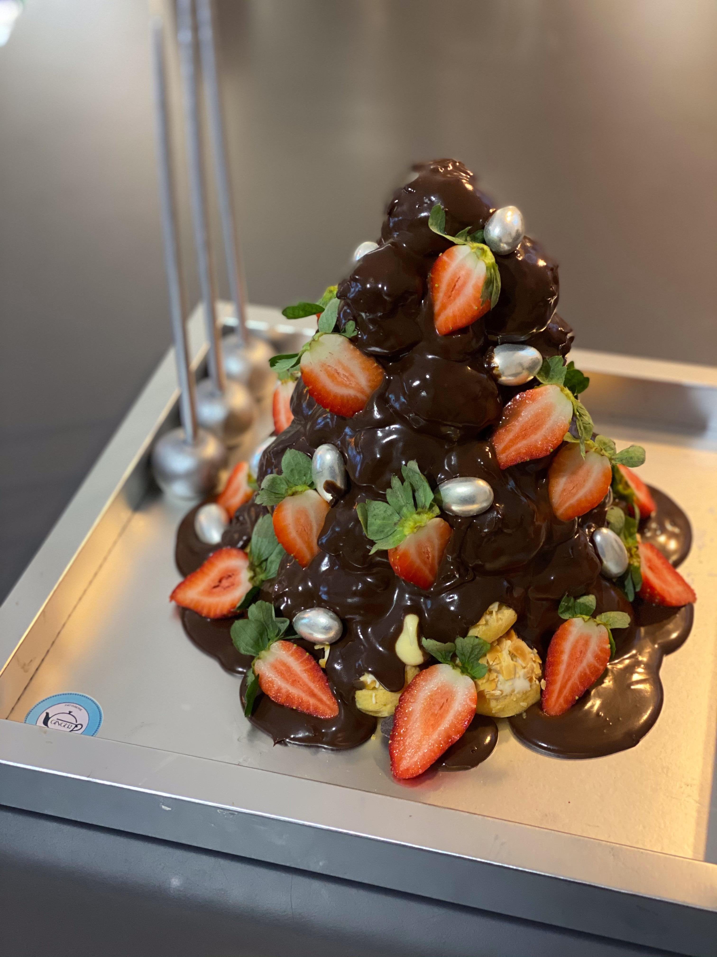 Çilekli ve Bitter Çikolatalı Profiterol
