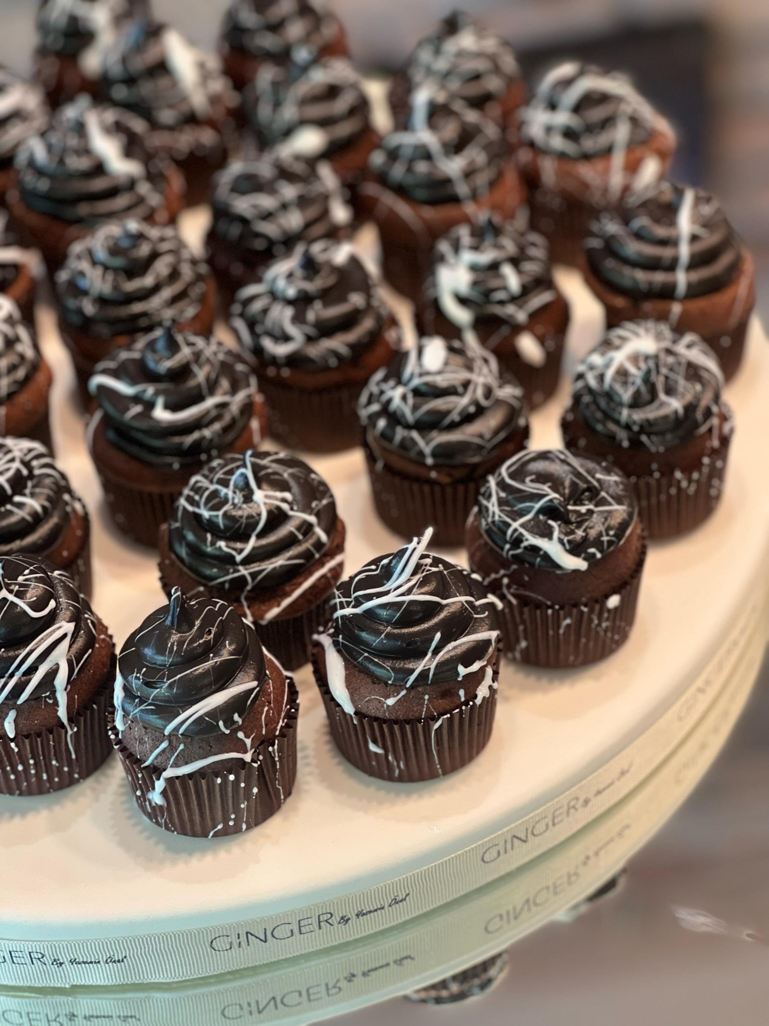 Dalgalı Çikolatalı Cupcake Aranjmanı