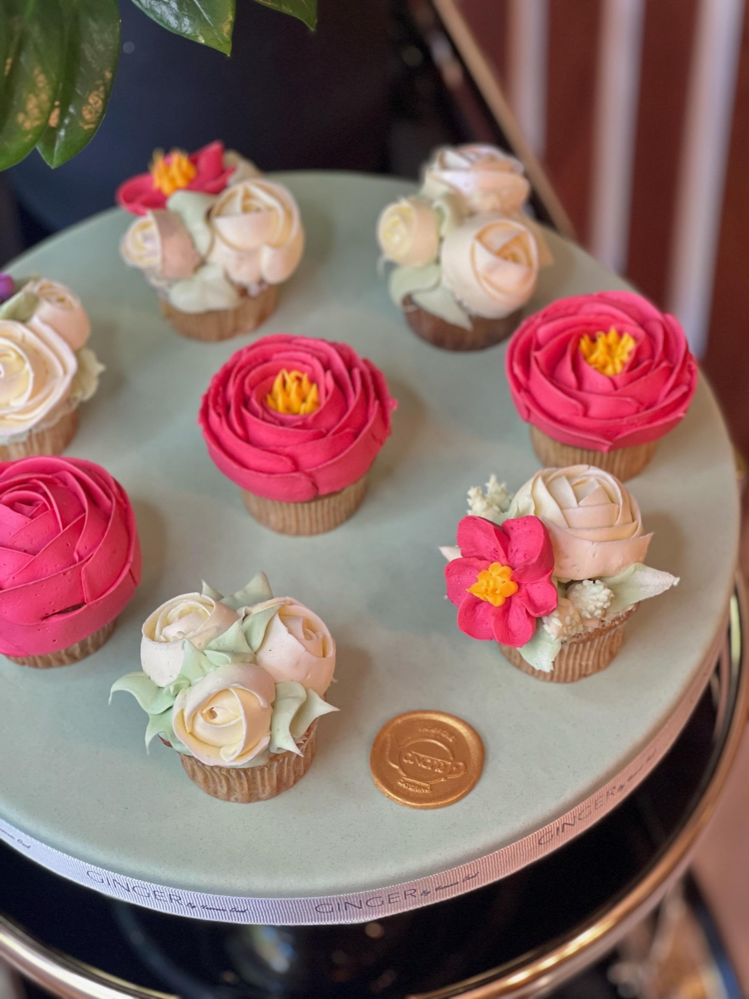 El Yapımı Kremadan Fuşya-Beyaz Çiçekli Floral Cupcake