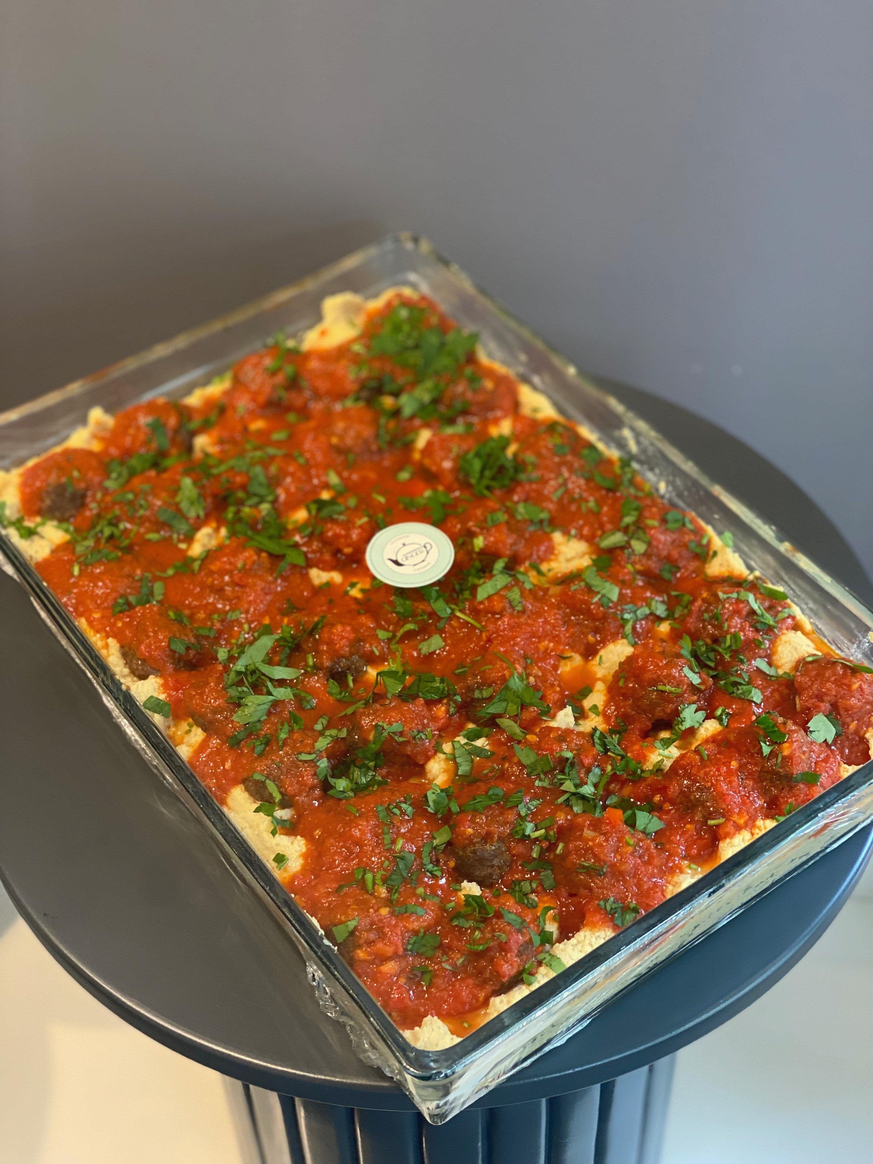 Fesleğenli Domates Soslu ve Humuslu Köfteler
