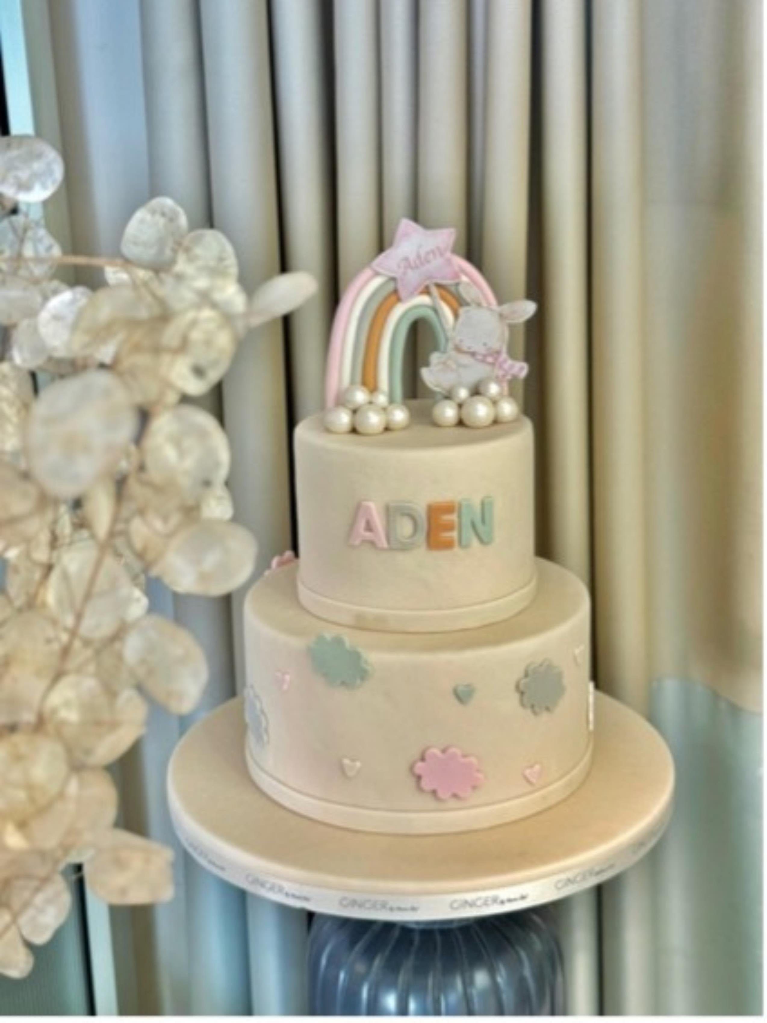 Gökkuşağı ve Tavşan Temalı Show Cake ve Seçilen İçerikte Pasta