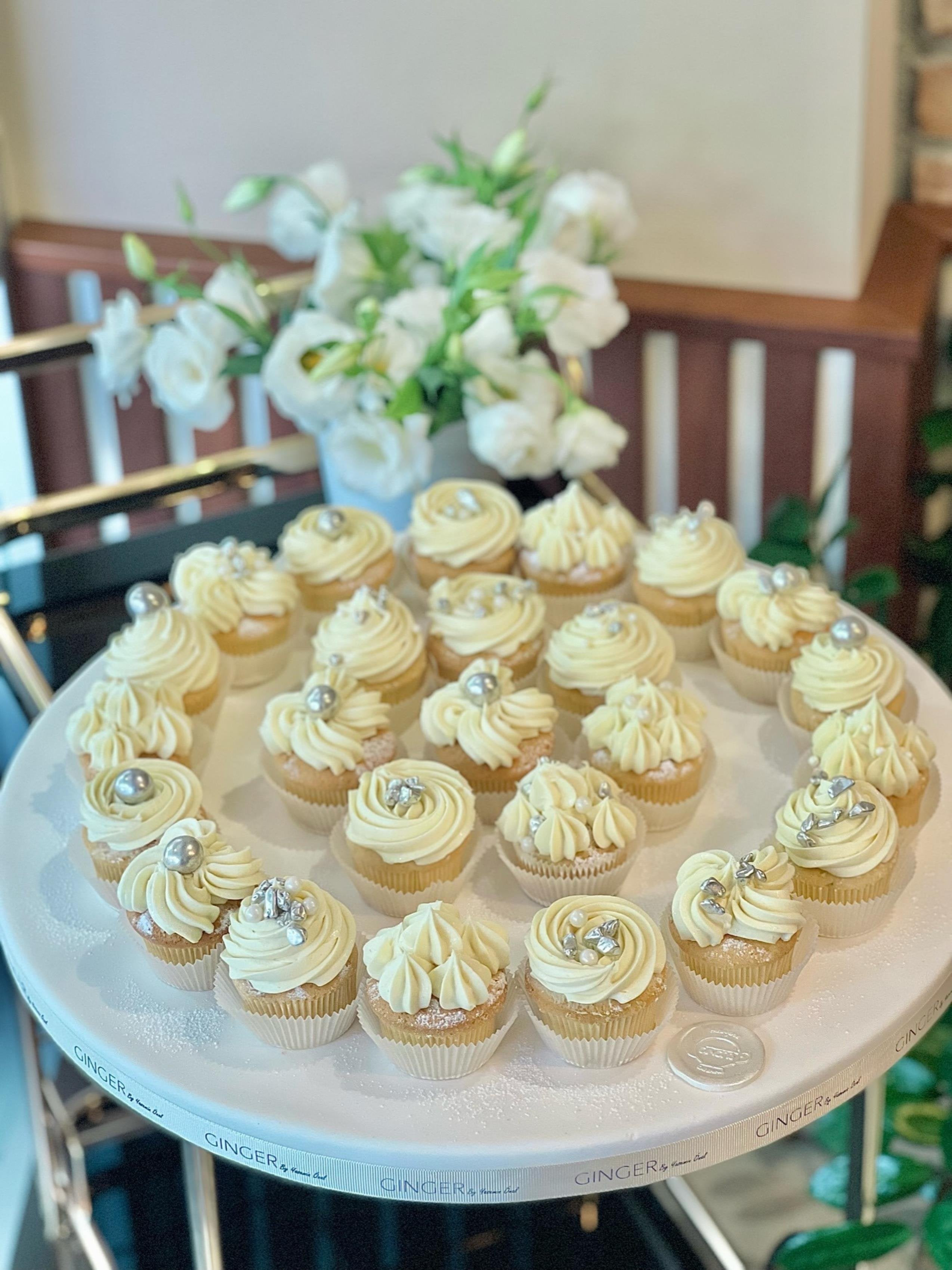 Gümüş Detaylı Beyaz Cupcake