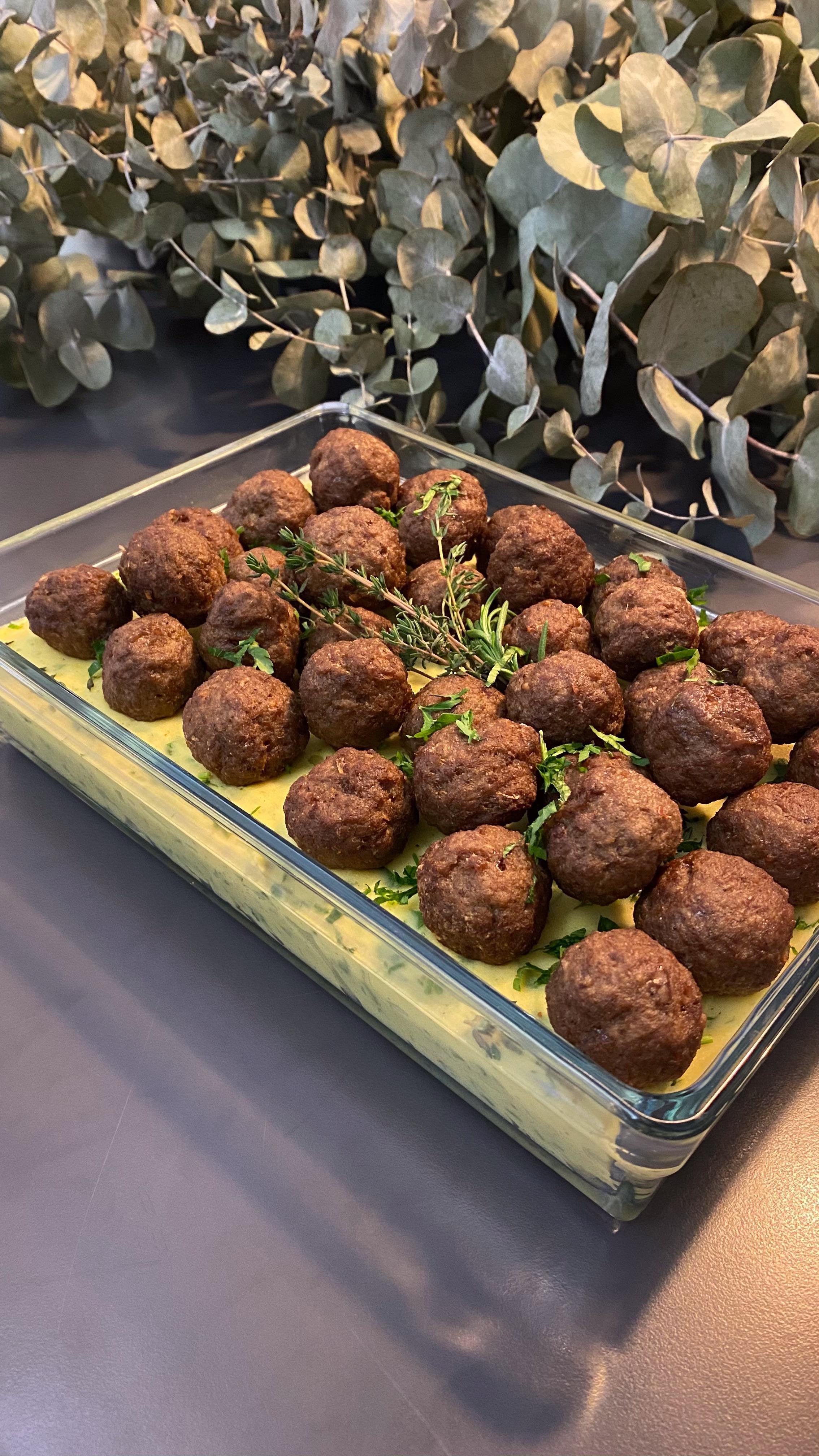 Hardallı ve Taze Otlu Patates Püresi Üzerinde Köfteler