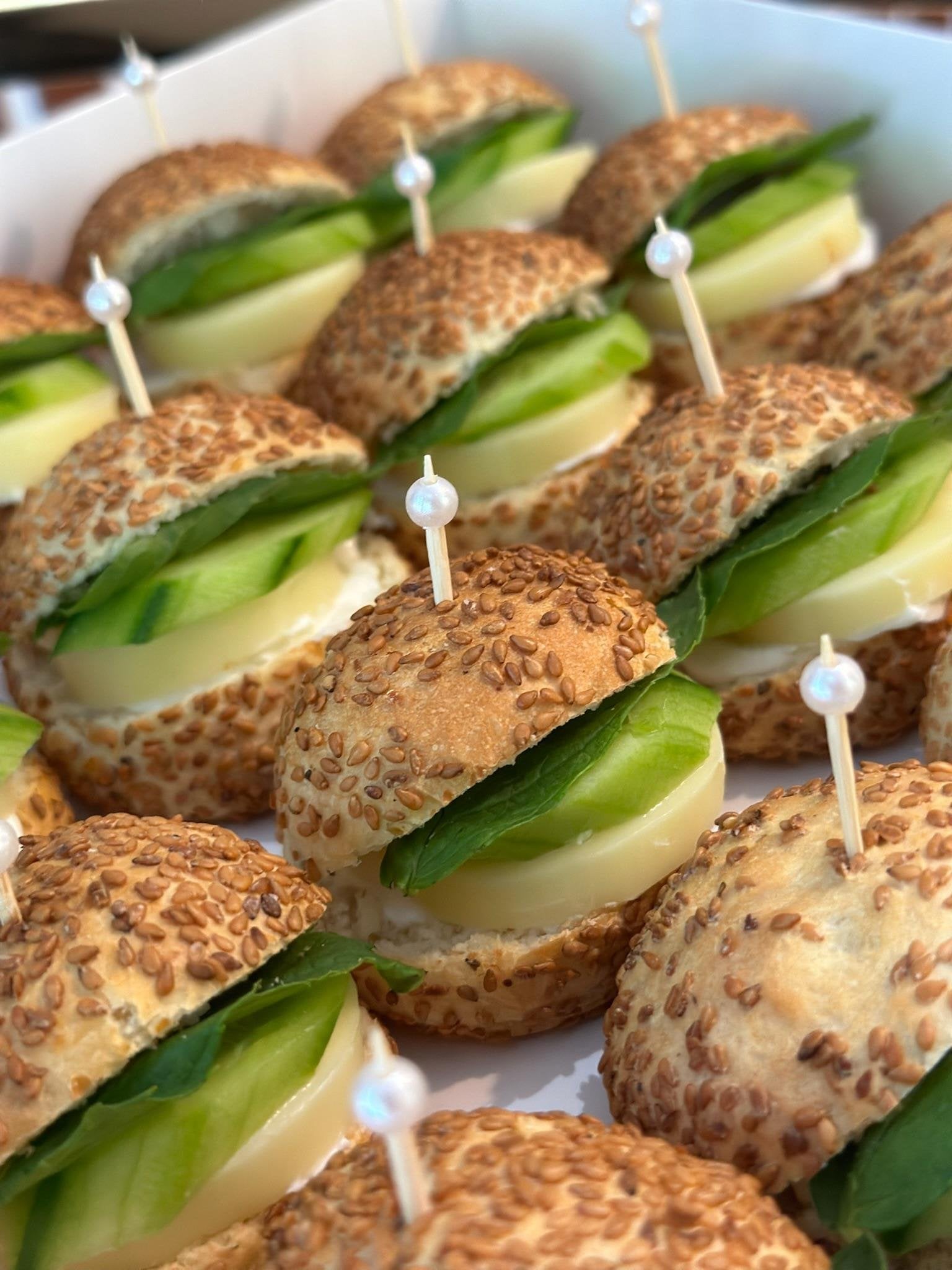 Kaşar ve Salatalıklı Mini Simit Top Sandviç (16'li)