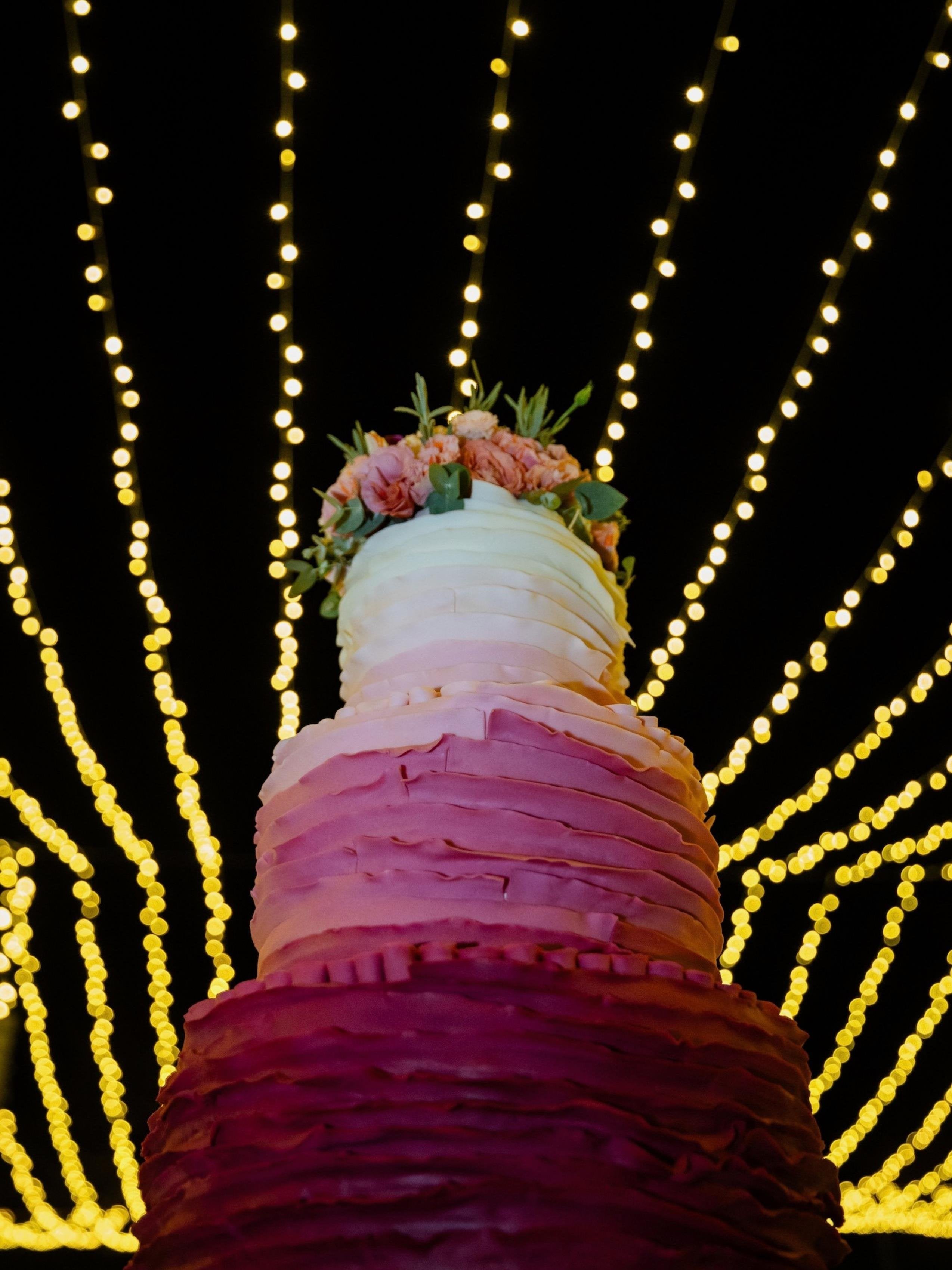Katkat Renk Geçişli  3 Katlı Show Cake & Seçilen İçerikte Kesim Pastası