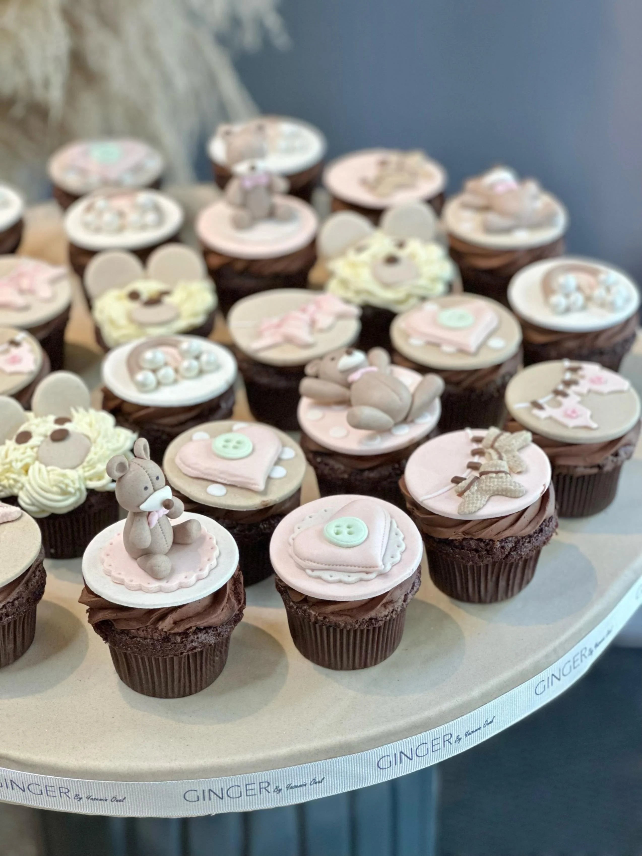 Kız Bebek Temalı Cupcake Aranjmanı