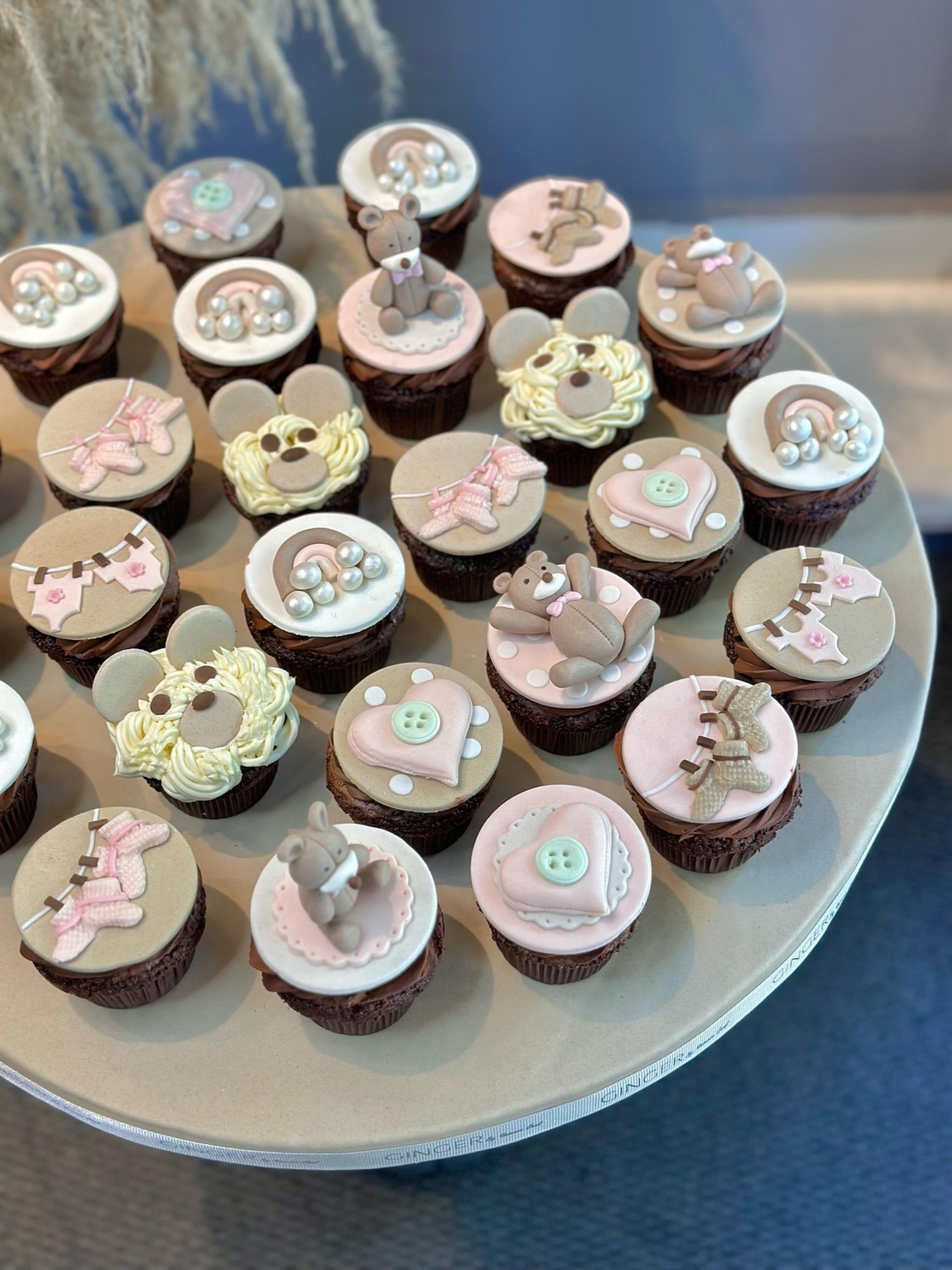 Kız Bebek Temalı Cupcake Aranjmanı