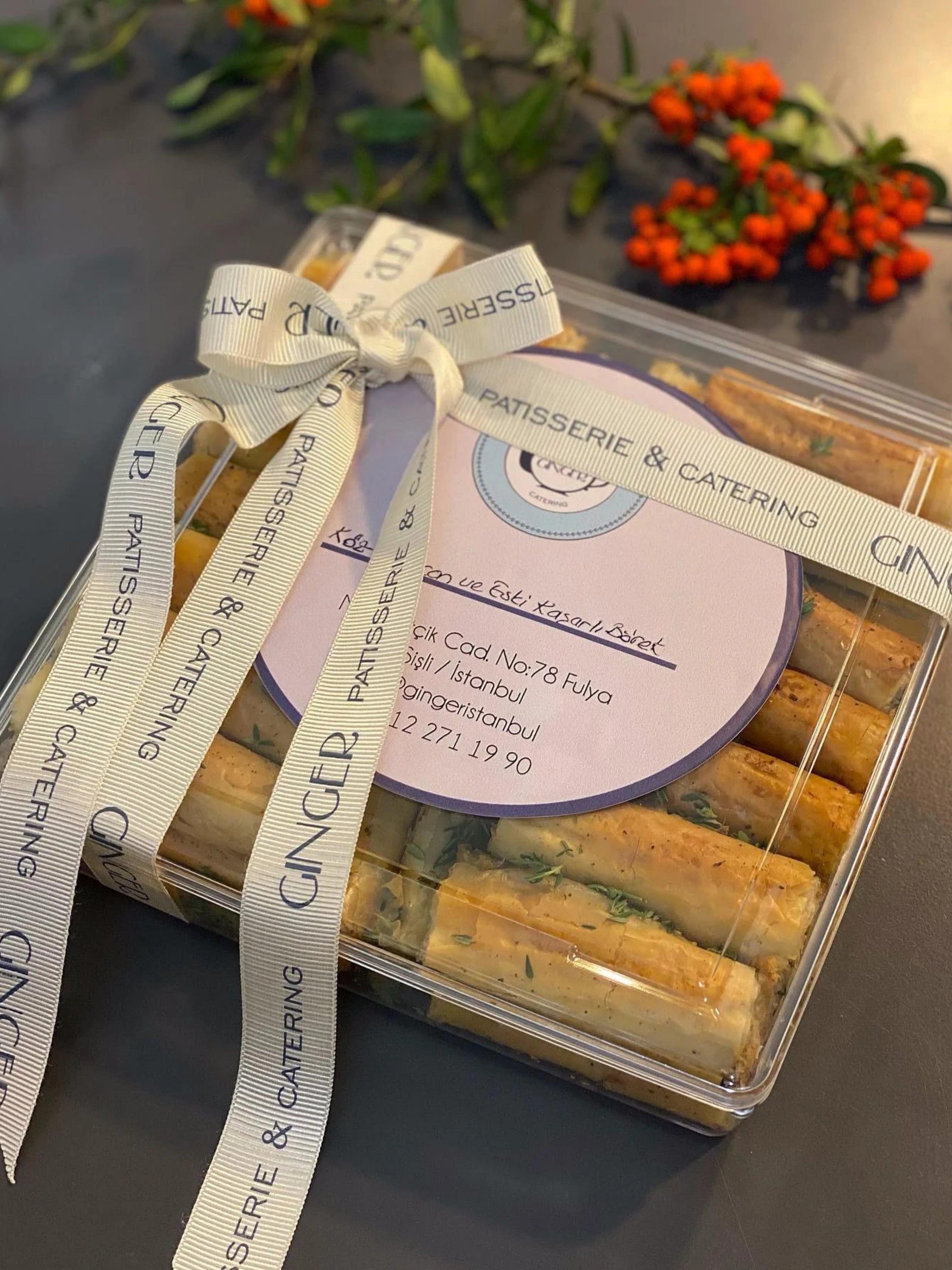 Köz Patlıcanlı ve Eski Kaşarlı Baklava Yufkasına Börek (6-8 Kişilik)