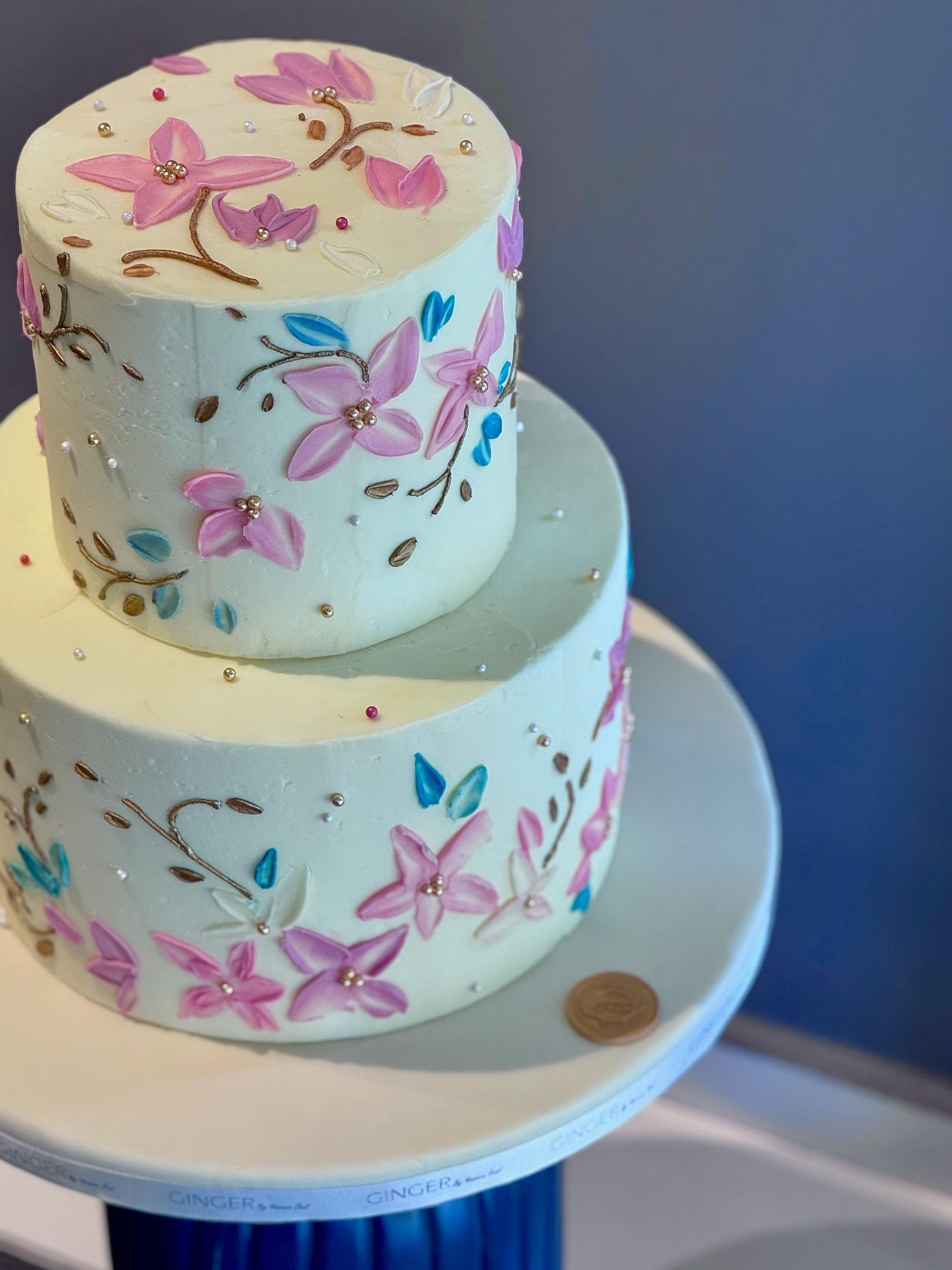 Kremadan Yapılmış Renkli Çiçekli Motifli 2 Katlı Show Cake & Seçilen İçerikte Kesim Pastası