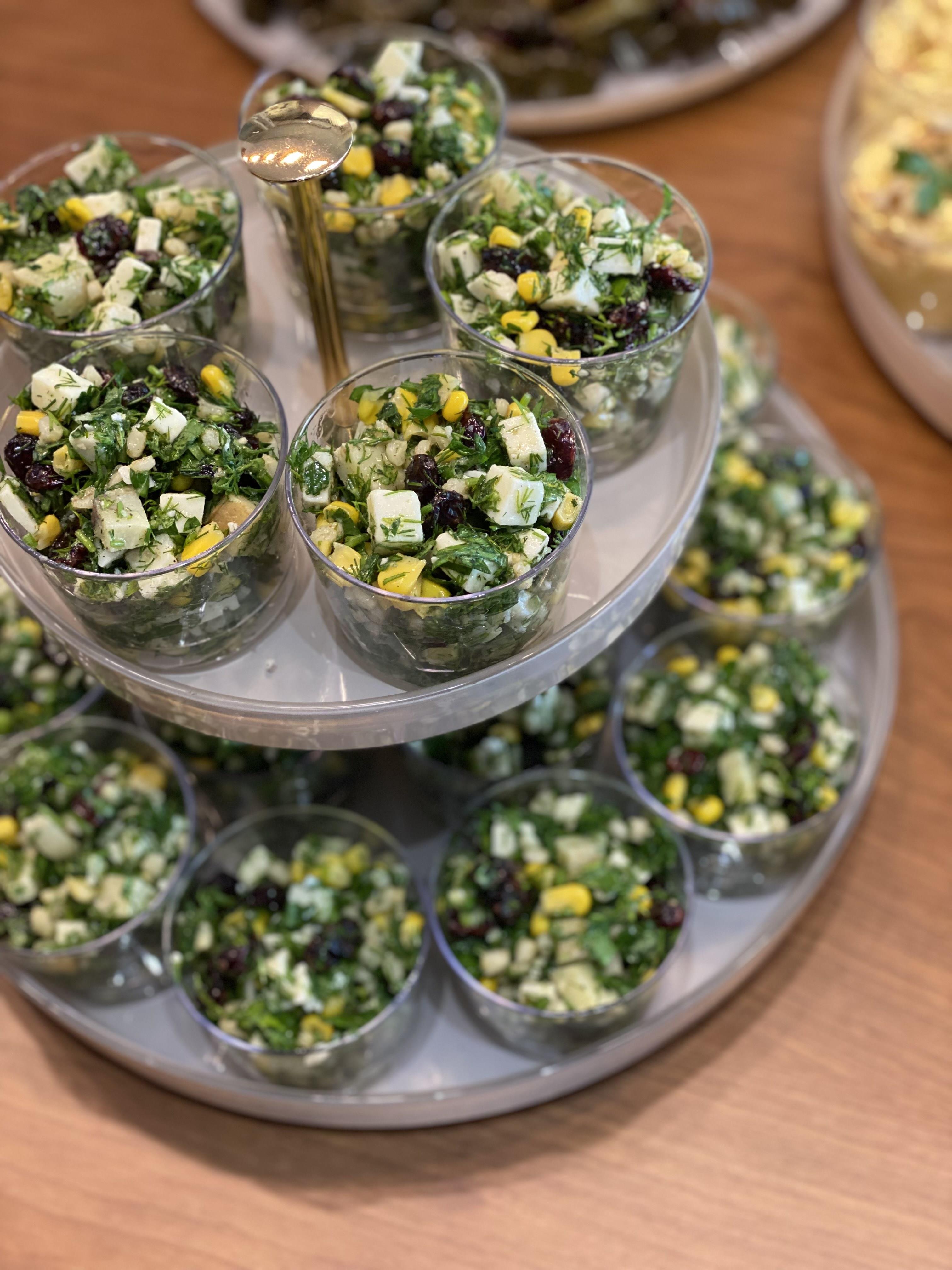 Kupta Kurutulmuş Yabanmersinli, Tulum Peynirli Enginar Salatası (16 adet)