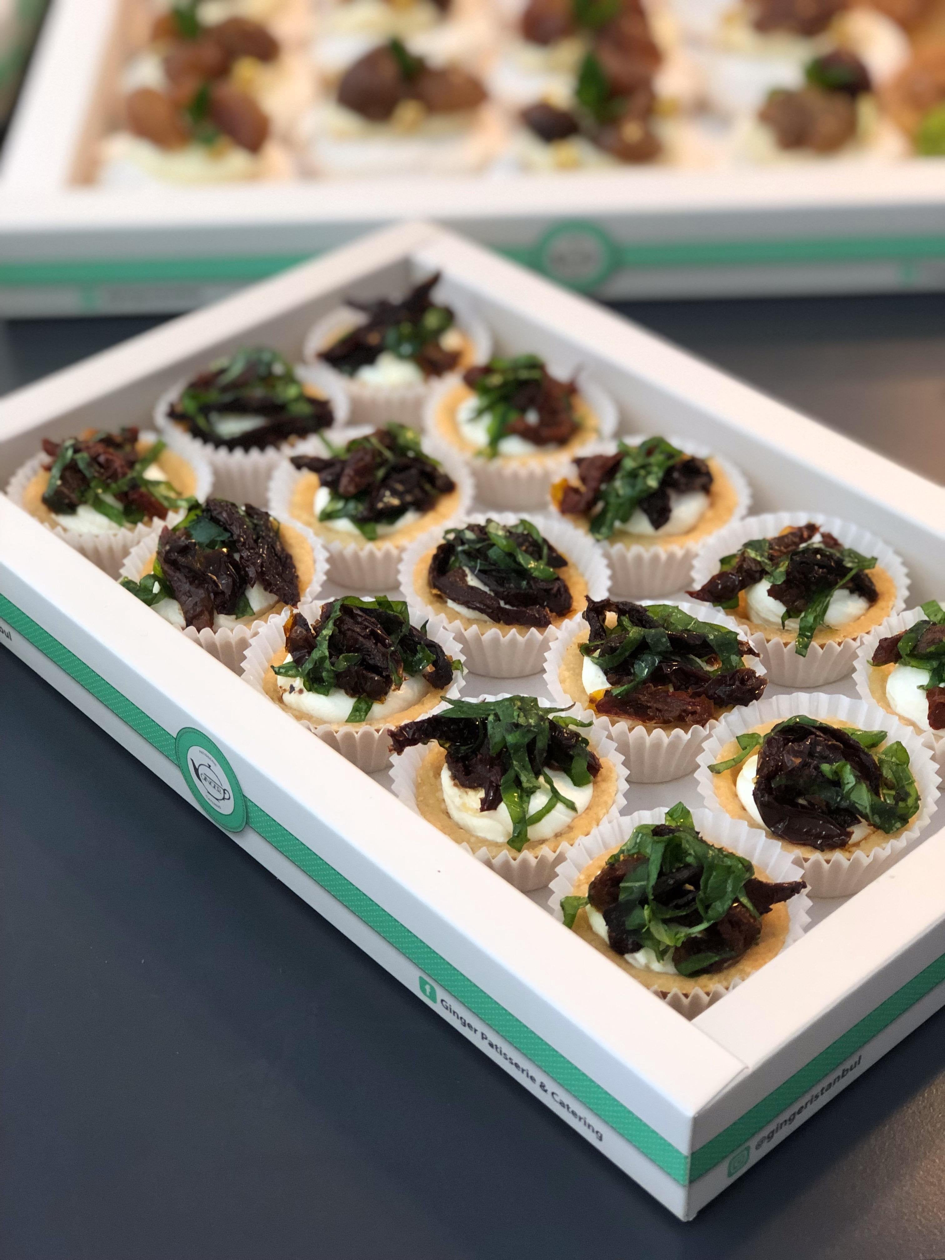 Kuru Domates, Fesleğen ve Krem Peynirli Tartolet (15 adet)