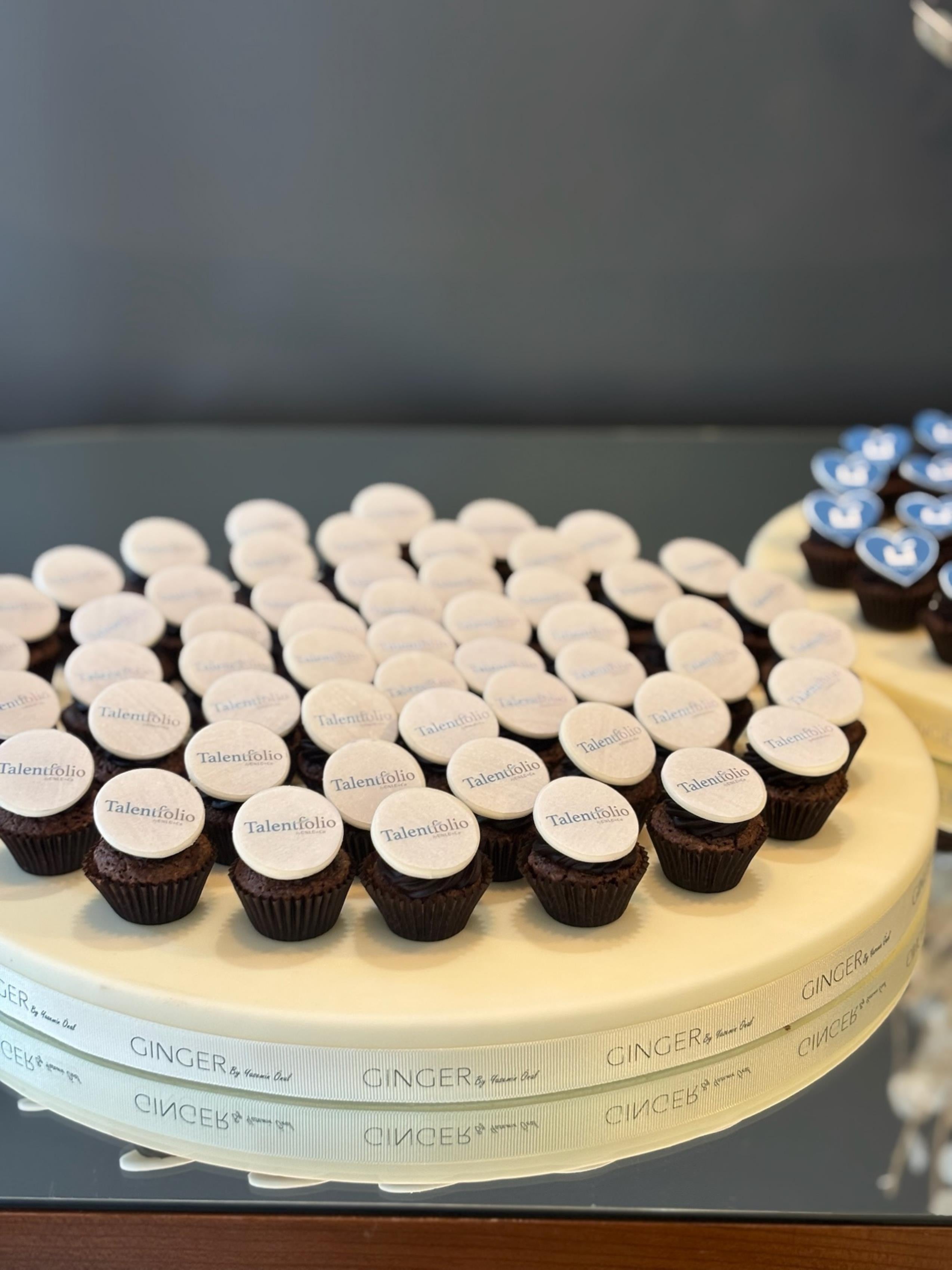 Marka Logolu veya Fotoğraflı Mini Cupcake