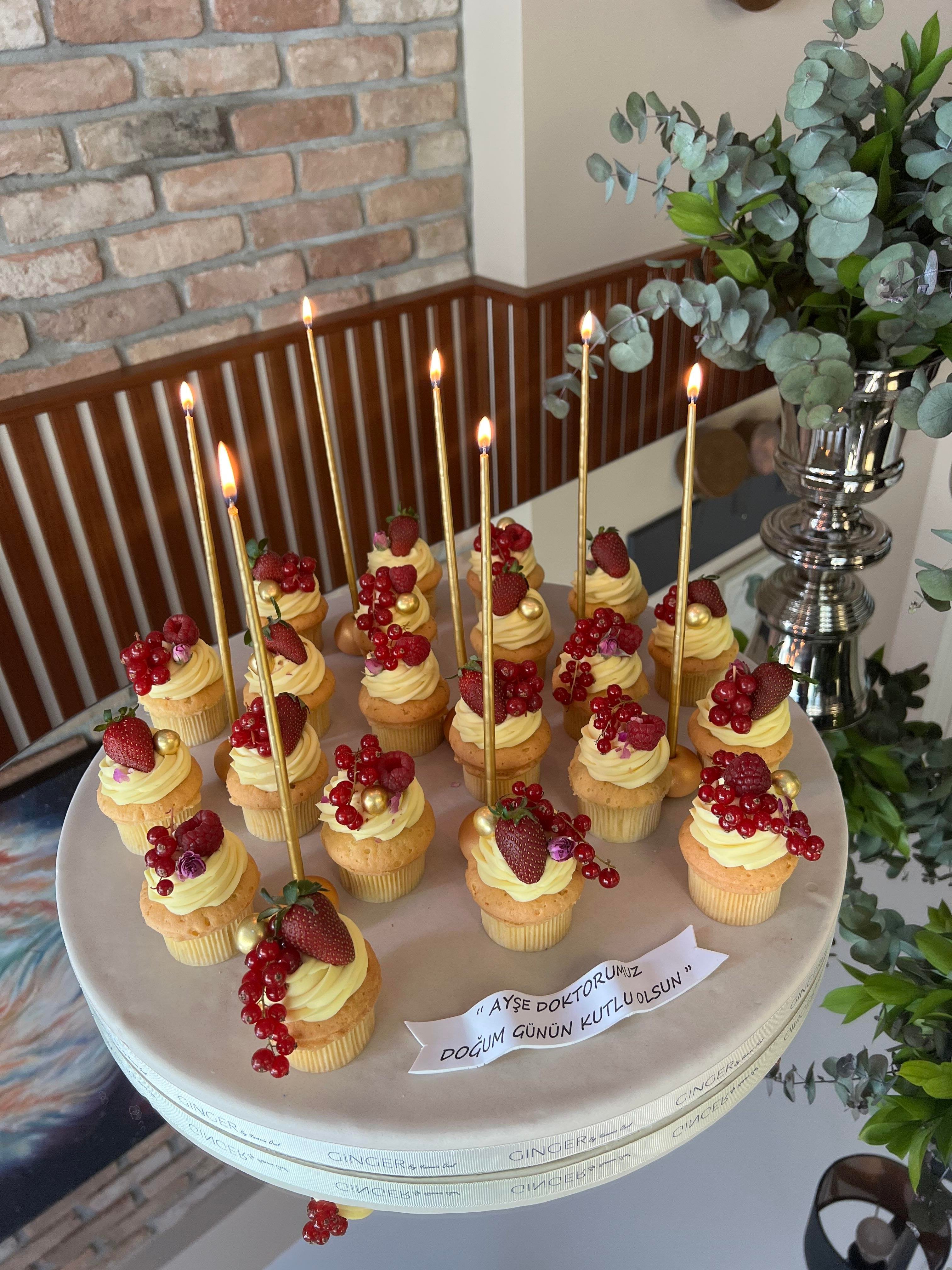 Orman Meyveli Cupcake Aranjmanı (15 Adet)