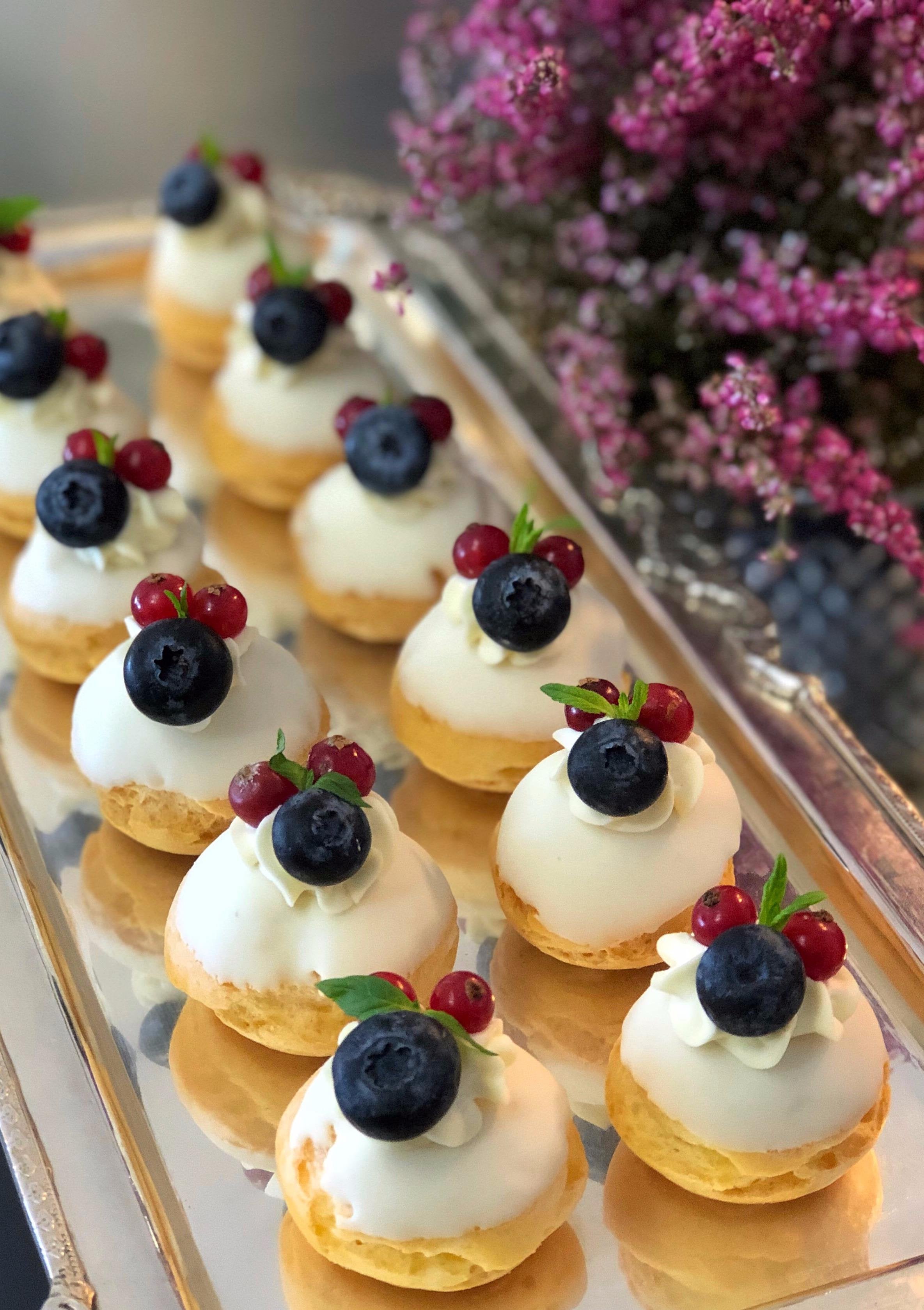 Orman Meyveli ve Beyaz Çikolatalı Profiterol (Choux) Topları (15'li Kutu)