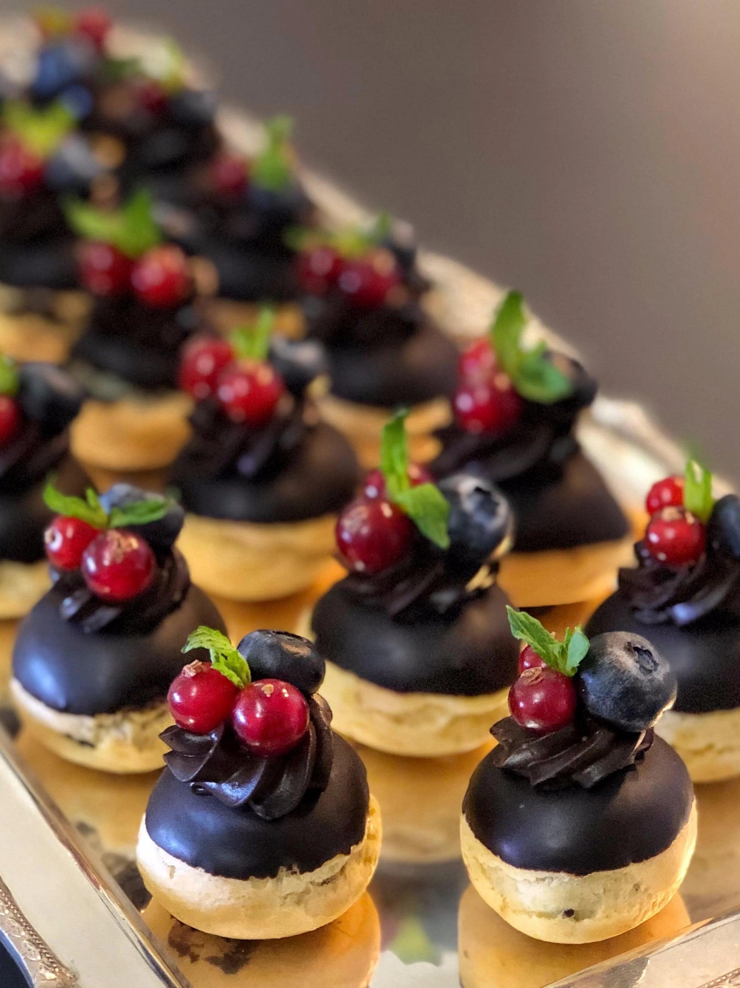 Orman Meyveli ve Bitter Çikolatalı Profiterol (Choux) Topları (15'li Kutu)