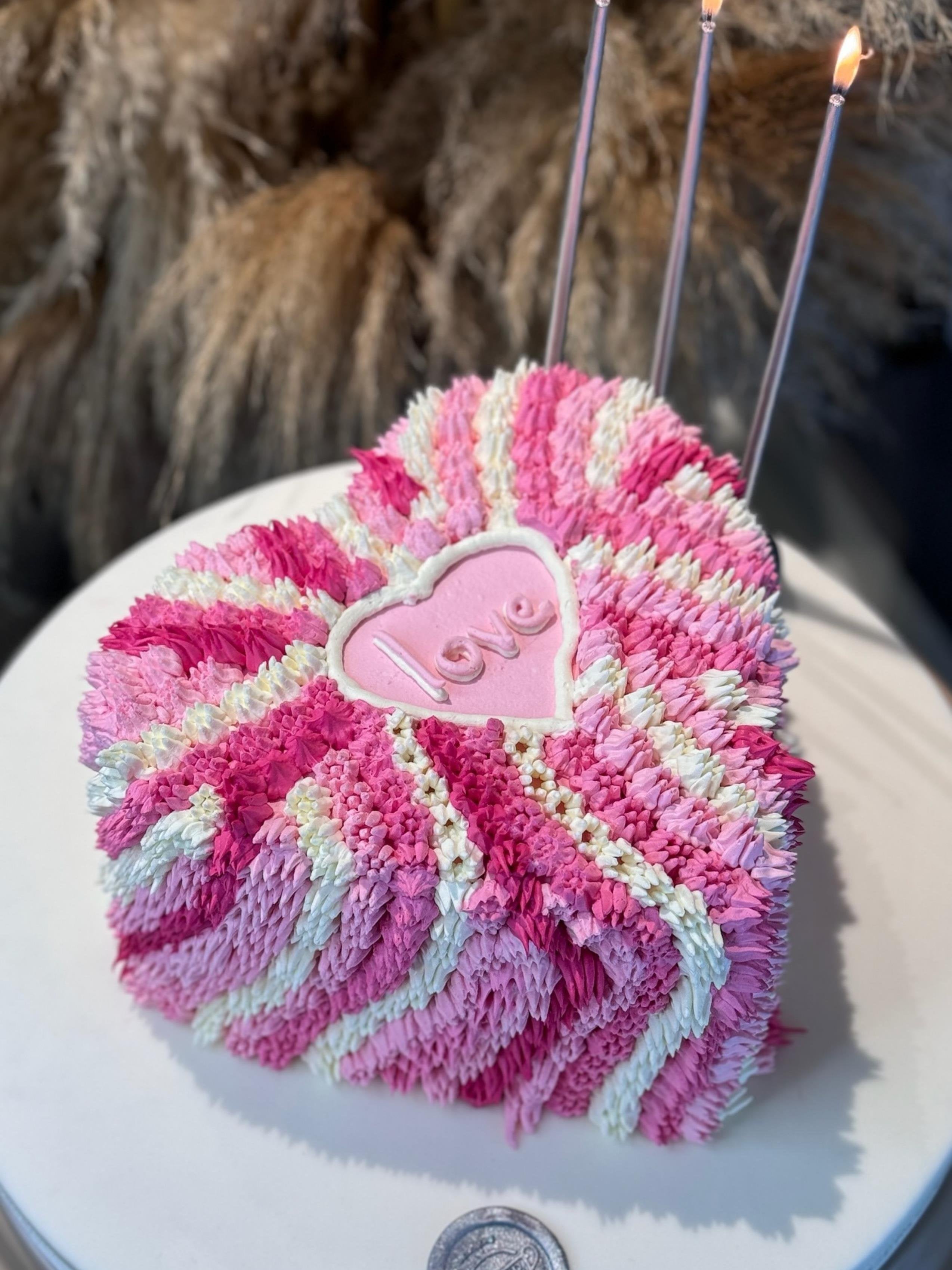 Pembe Kalp Model Vintage Temalı Pasta