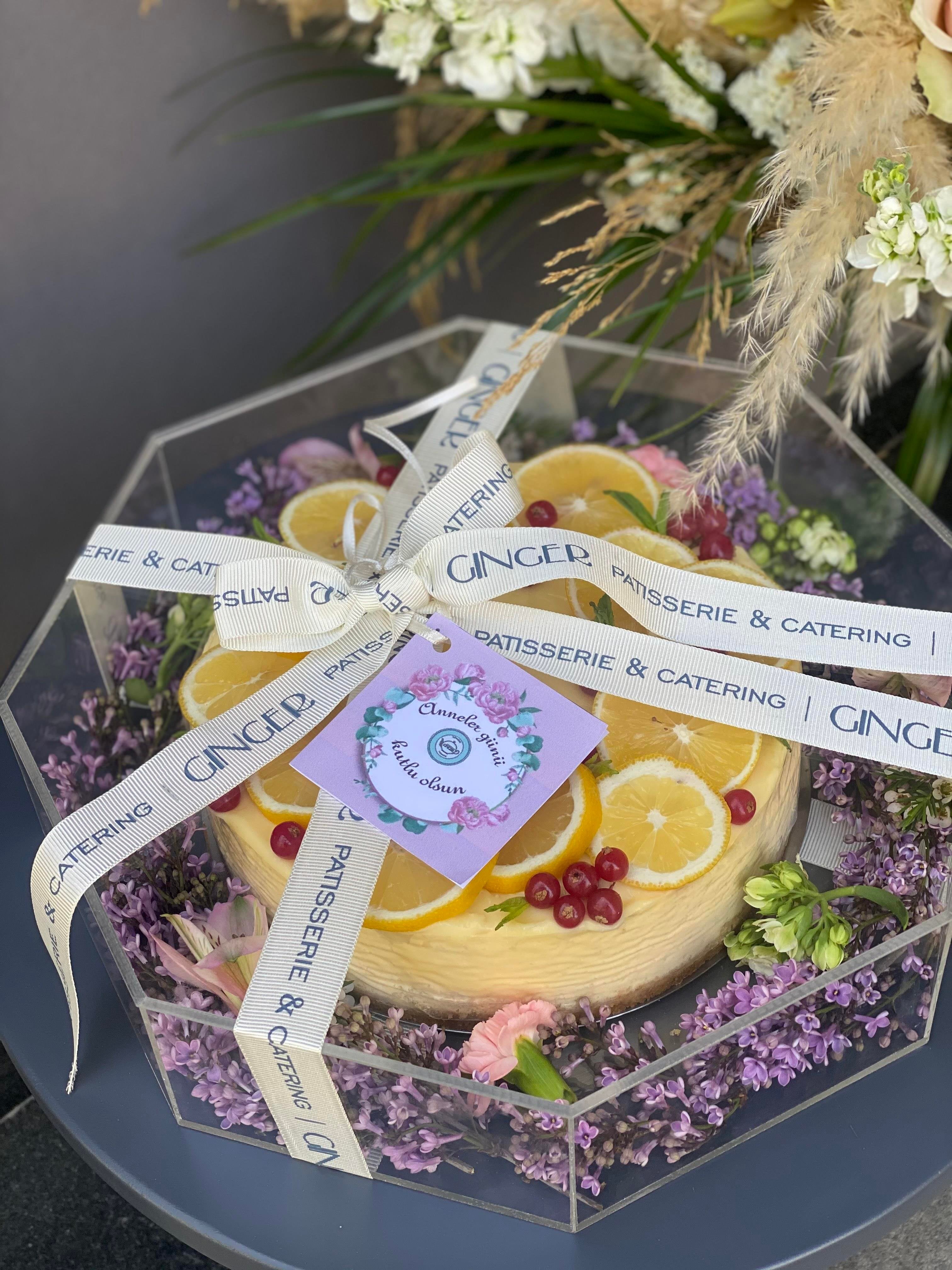 Pleksi Kutuda Limonlu Cheesecake 6-8 Kişilik (Canlı Çiçek Dekorlu)