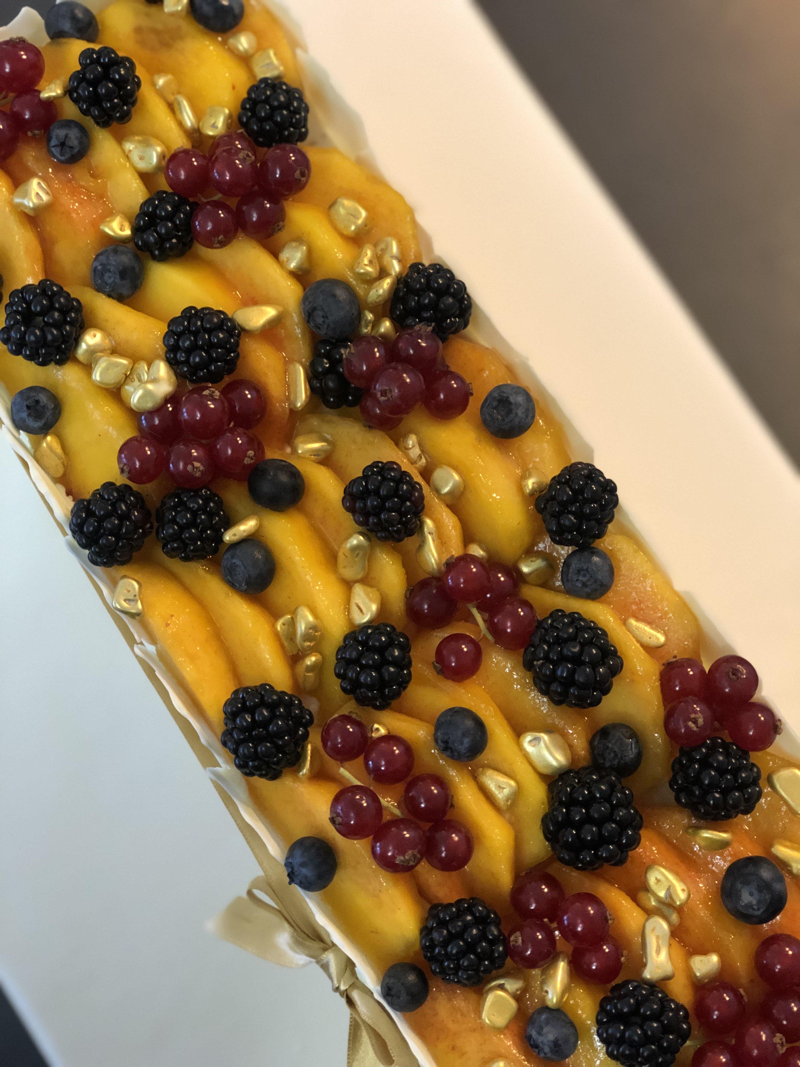 Şeftalili Orman Meyveli ve Beyaz Çikolatalı Baton  Pasta