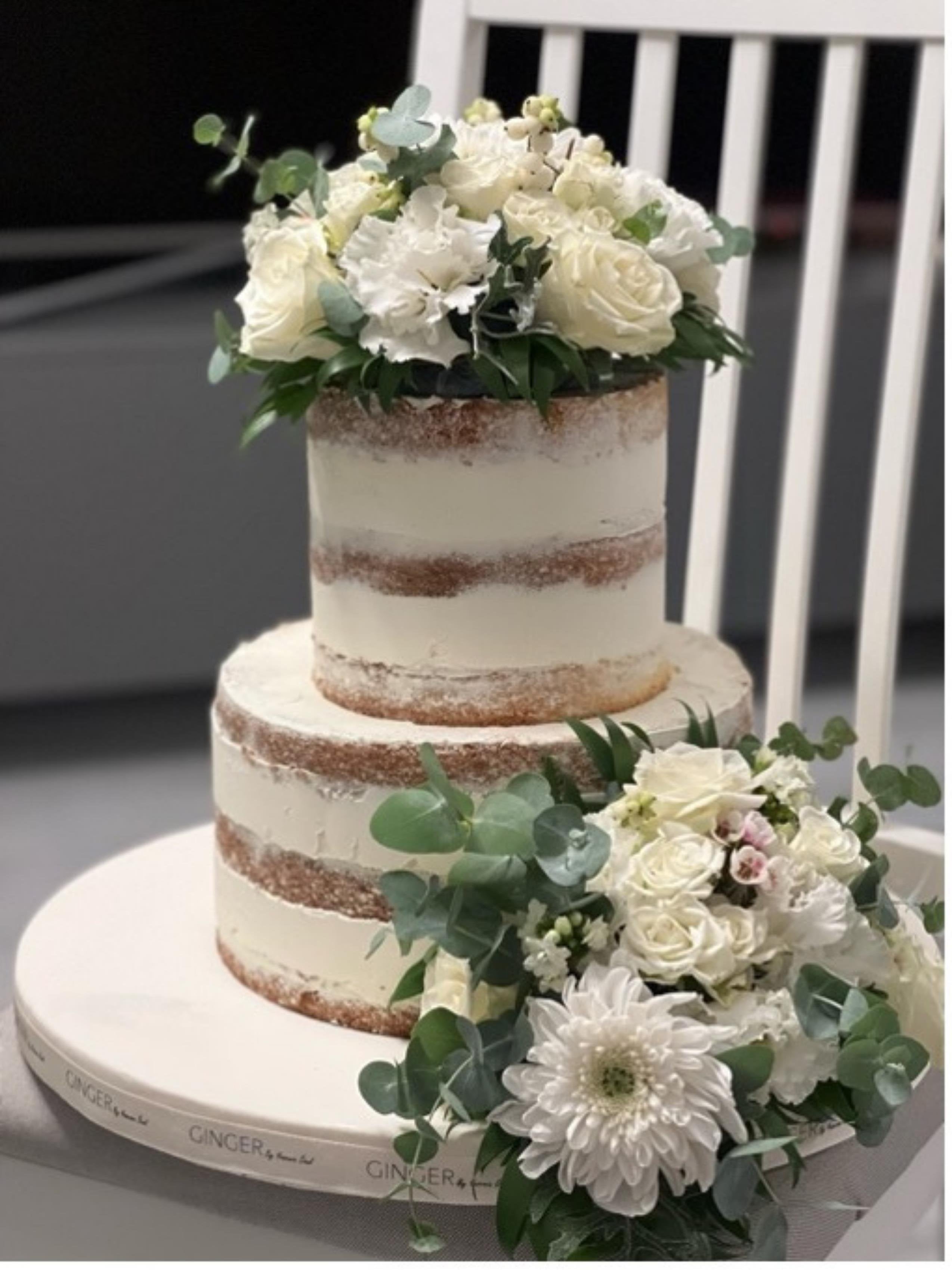 Taze Beyaz Çiçekli 2 Katlı Naked Show Cake & Seçilen İçerikte Kesim Pastası