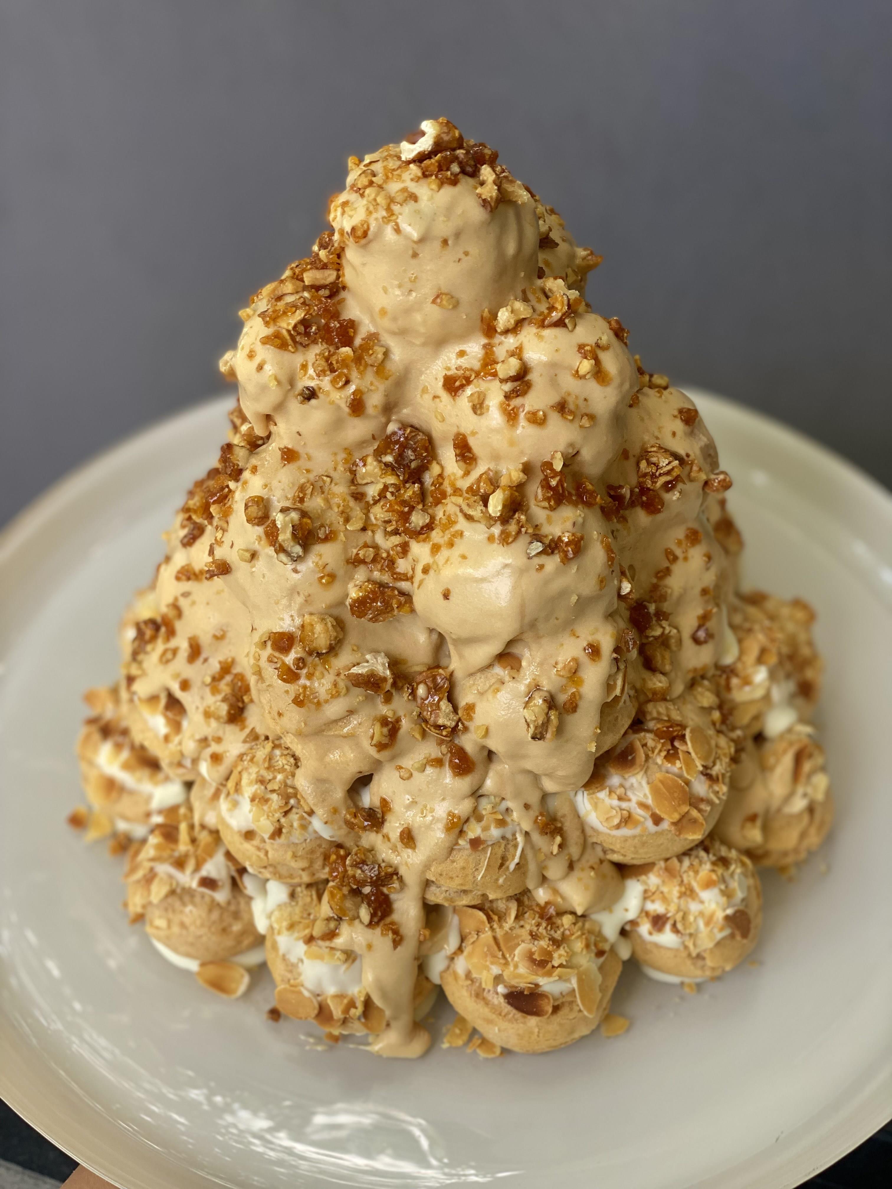 Tuzlu Karamelli ve Krokanlı Profiterol