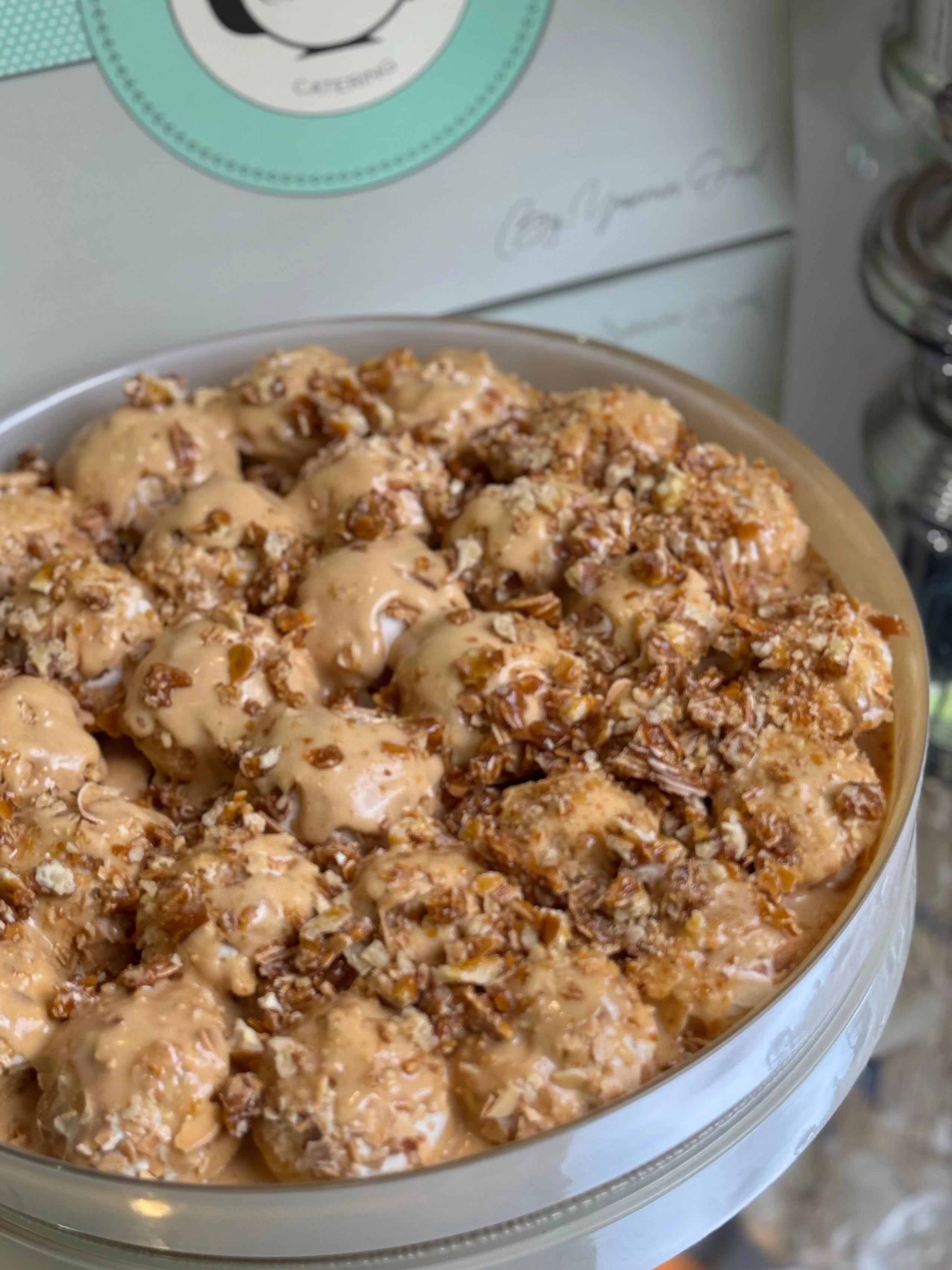 Tuzlu Karamelli ve Krokanlı Profiterol (Tabakta Birleştir ve Servis Et!)