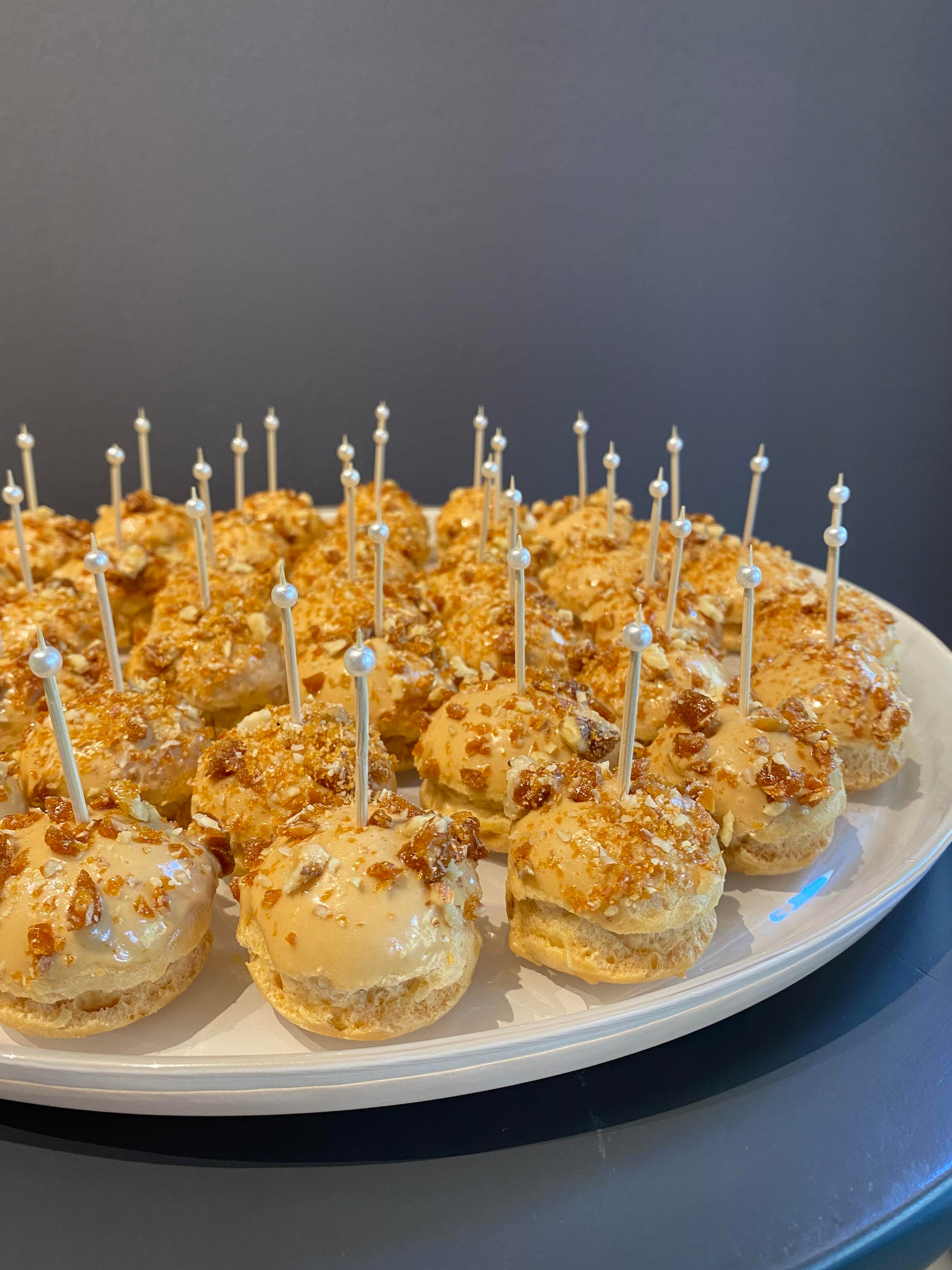 Tuzlu Karamelli ve Krokanlı Profiterol (Choux) Topları (15'li Kutu)