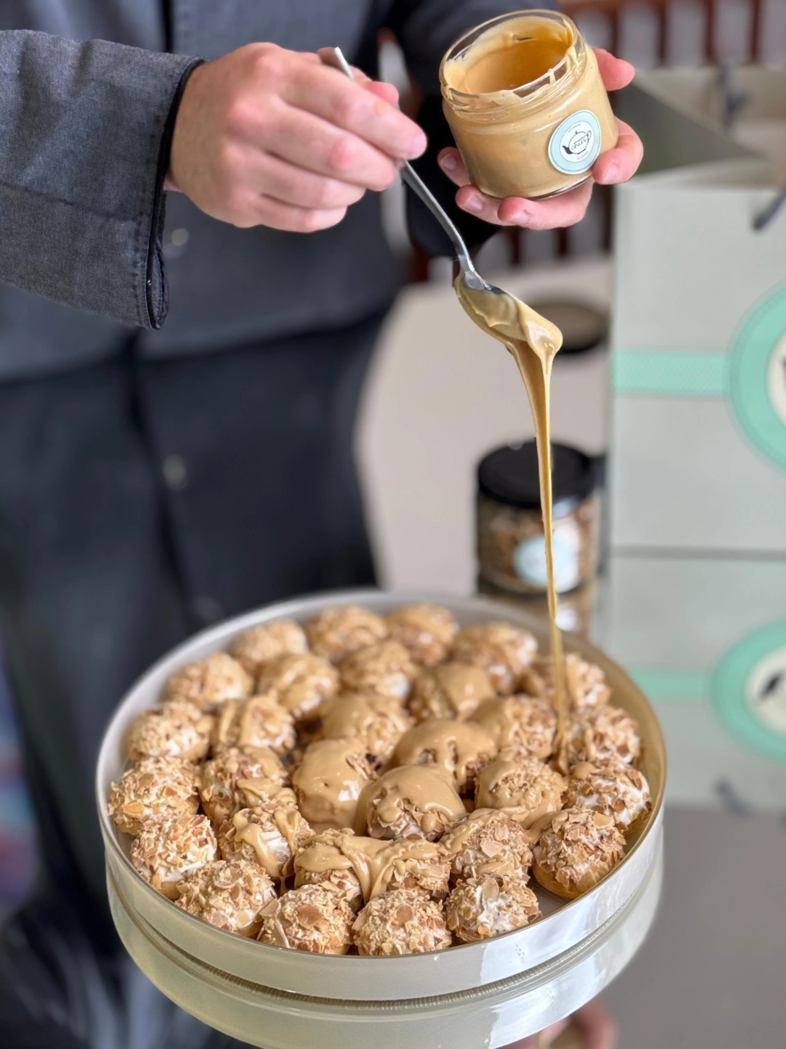 Tuzlu Karamelli ve Krokanlı Profiterol (Tabakta Birleştir ve Servis Et!)