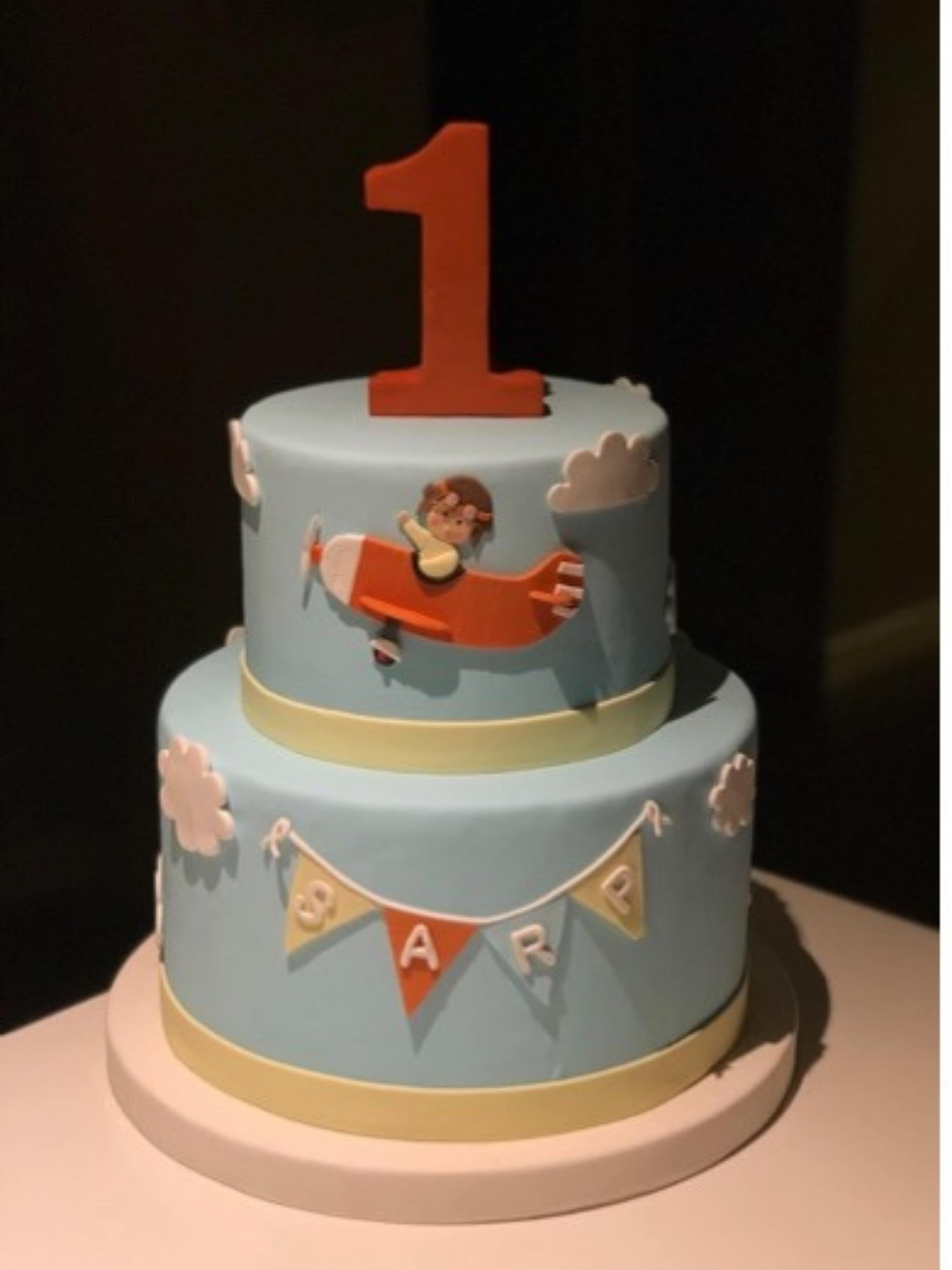 Uçan Bebek Temalı İki Katlı Show Cake & Seçilen İçerikte Pasta