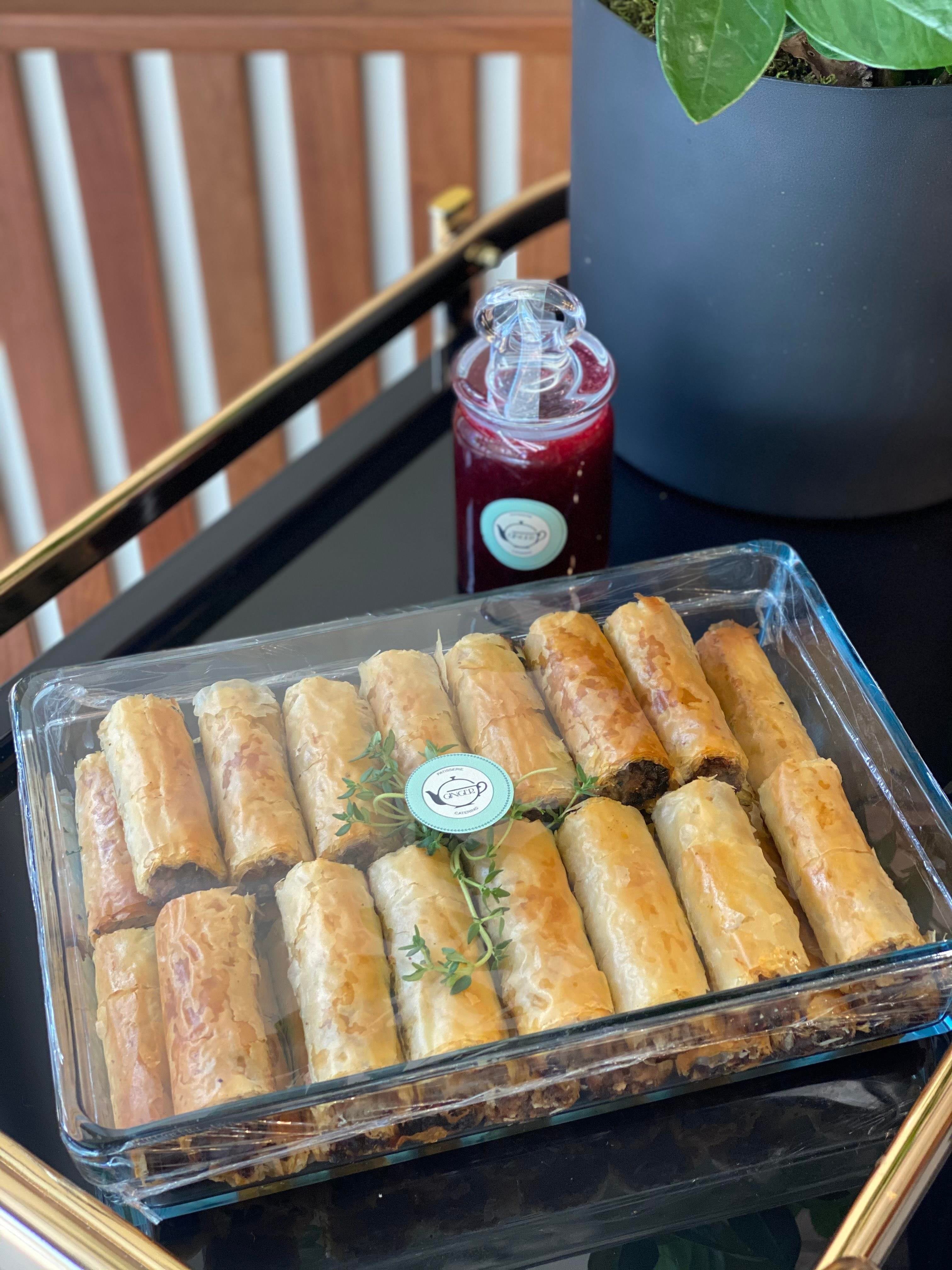 Vişneli Tatlı Ekşi Sosu ile Kuzu Kıymalı Çıtır Börek