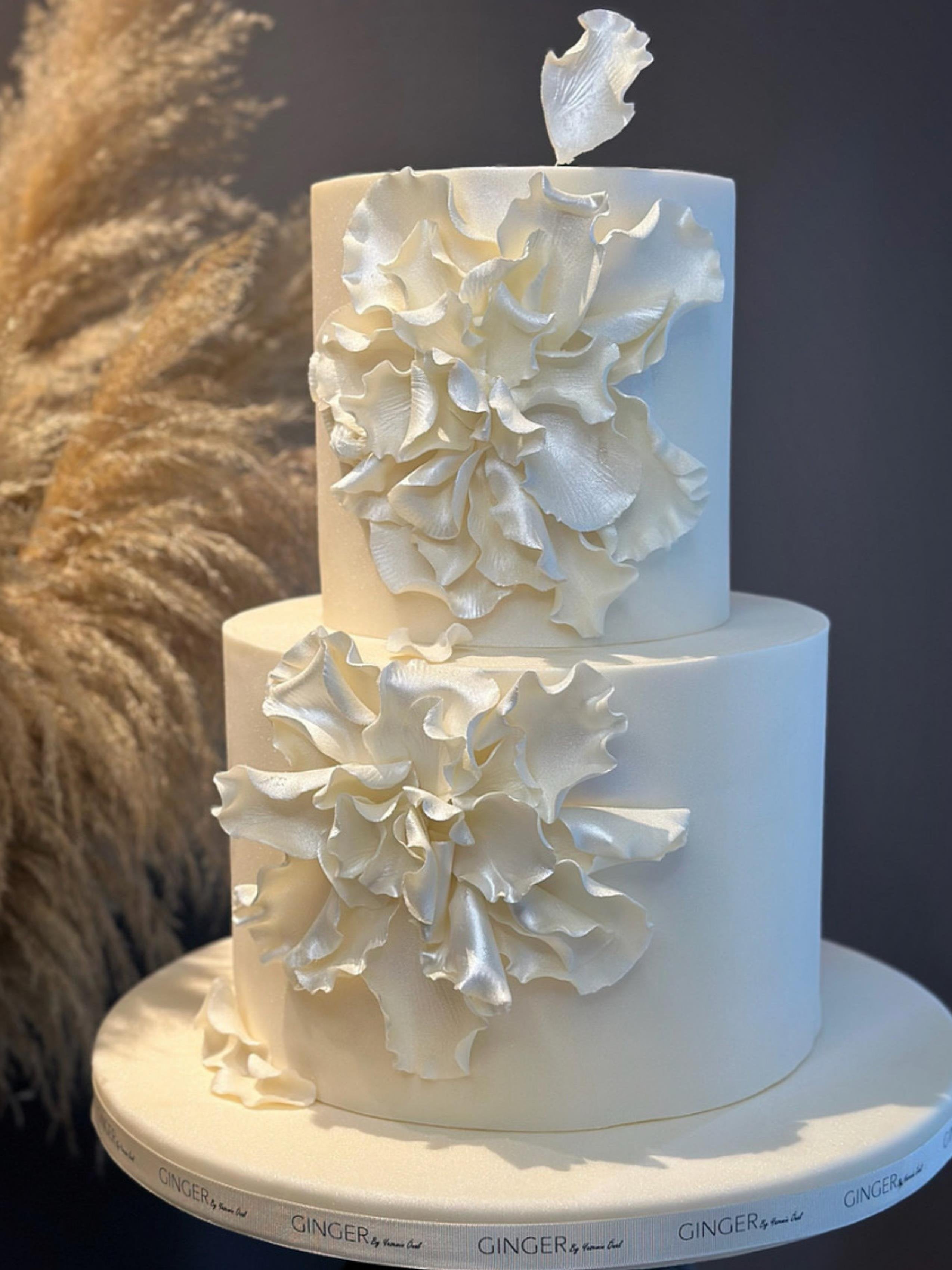 Yaprak Model İki Katlı Show Cake & Seçilen İçerikte Kesim Pastası