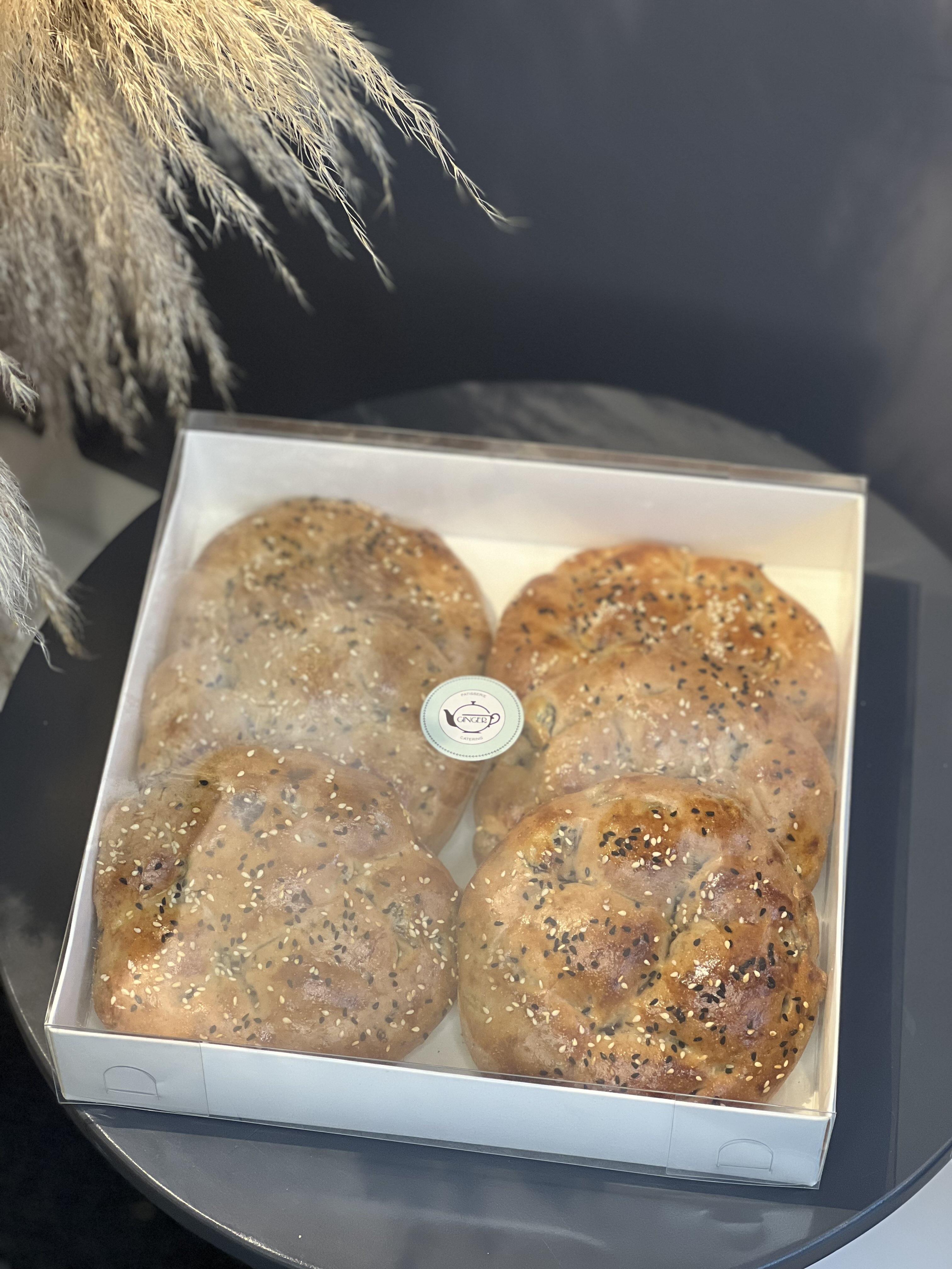 Zeytin, Biberiye ve Sarımsaklı Pide