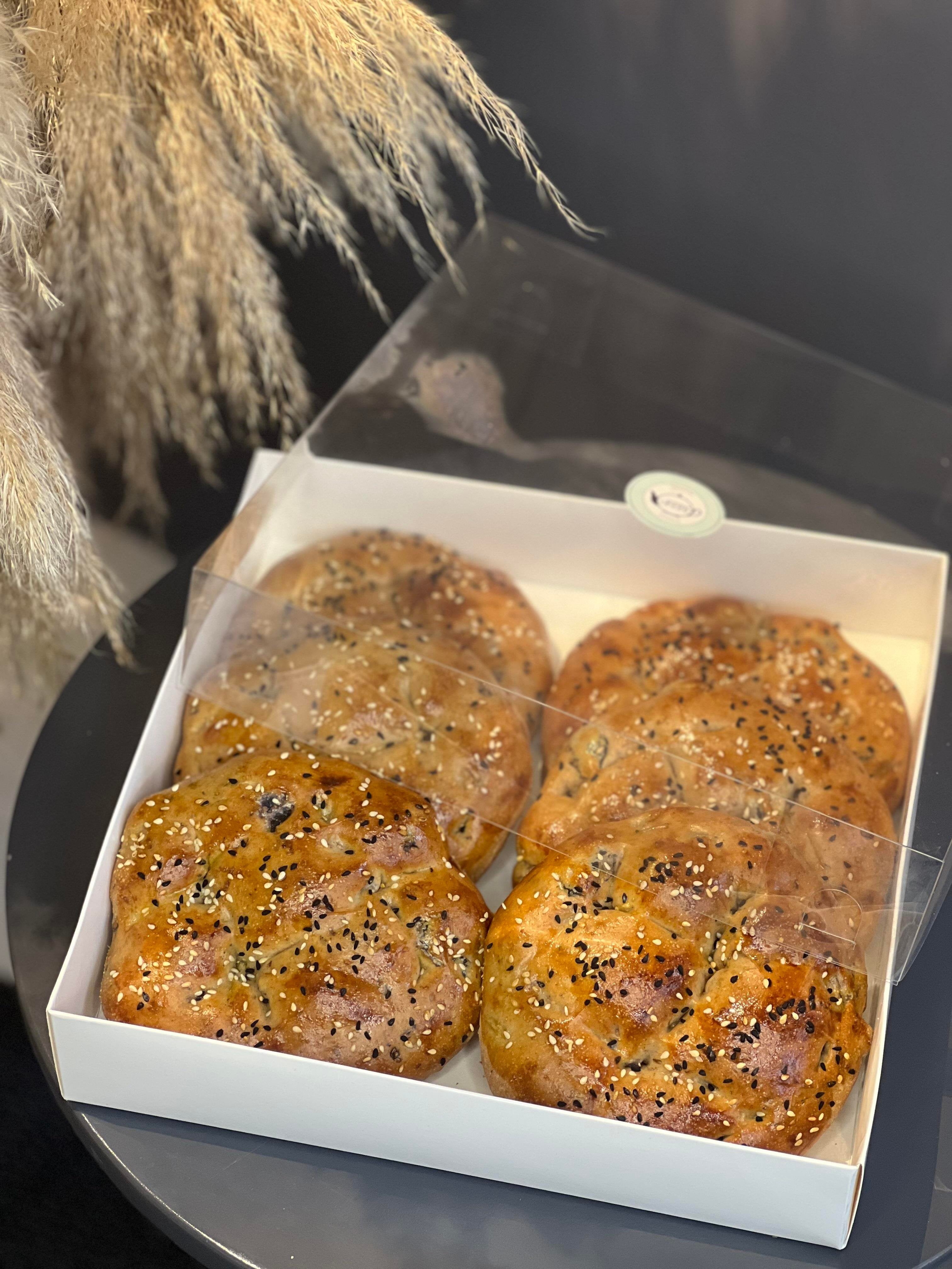 Zeytin, Biberiye ve Sarımsaklı Pide