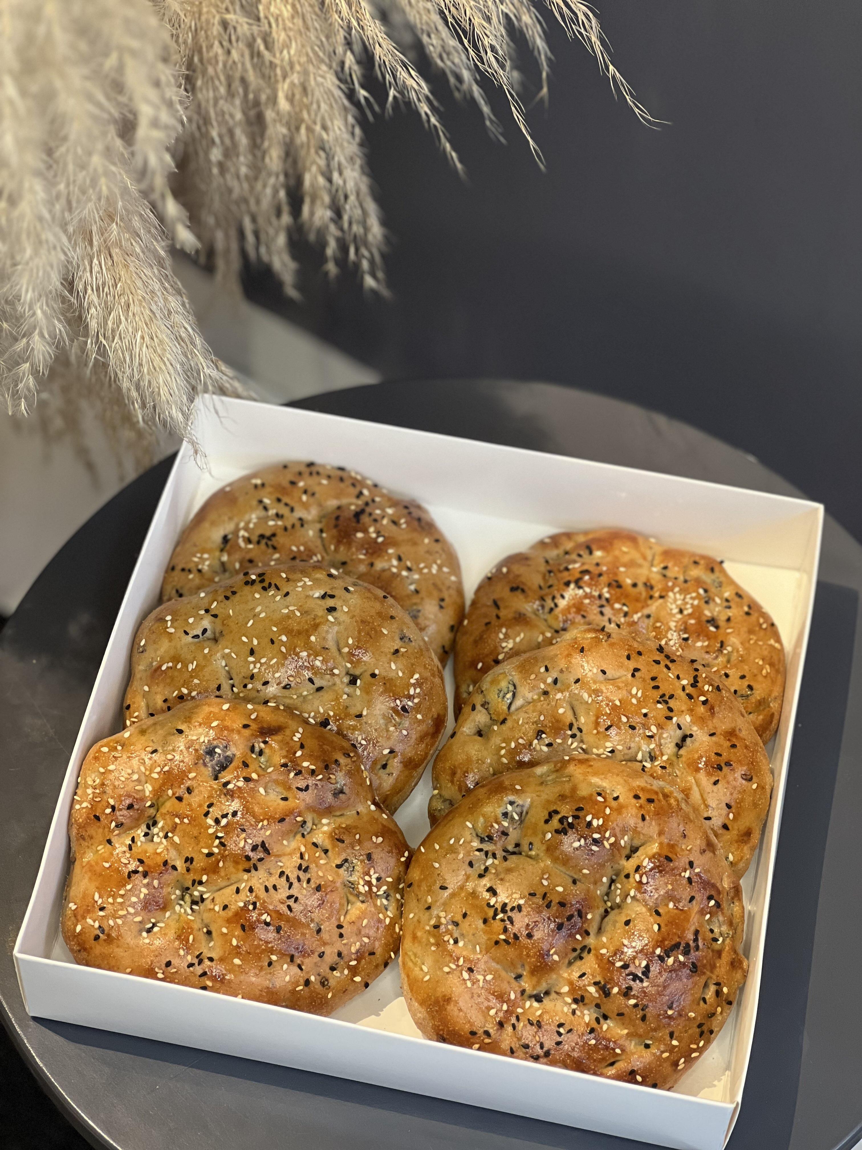 Zeytin, Biberiye ve Sarımsaklı Pide