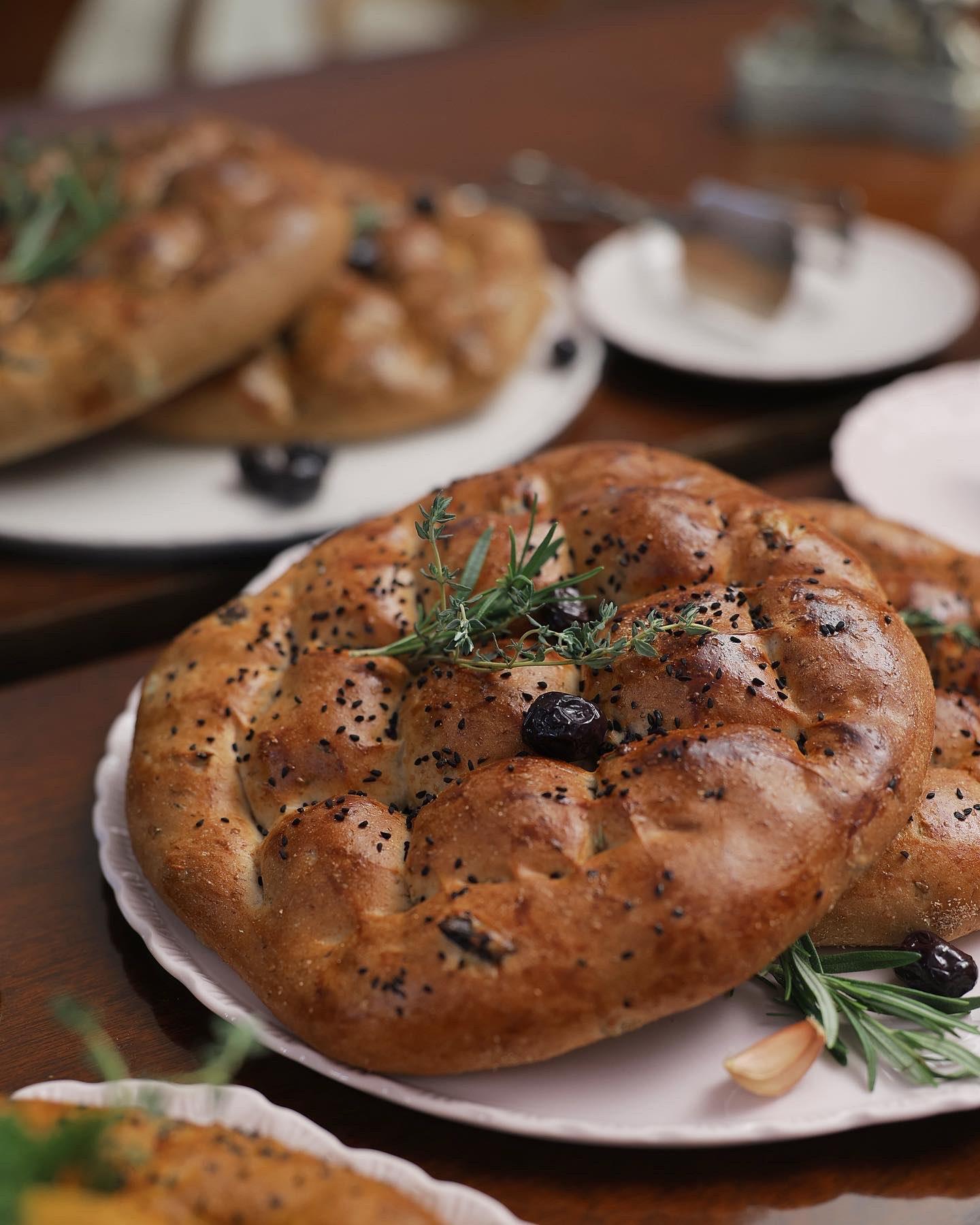 Zeytin, Biberiye ve Sarımsaklı Pide